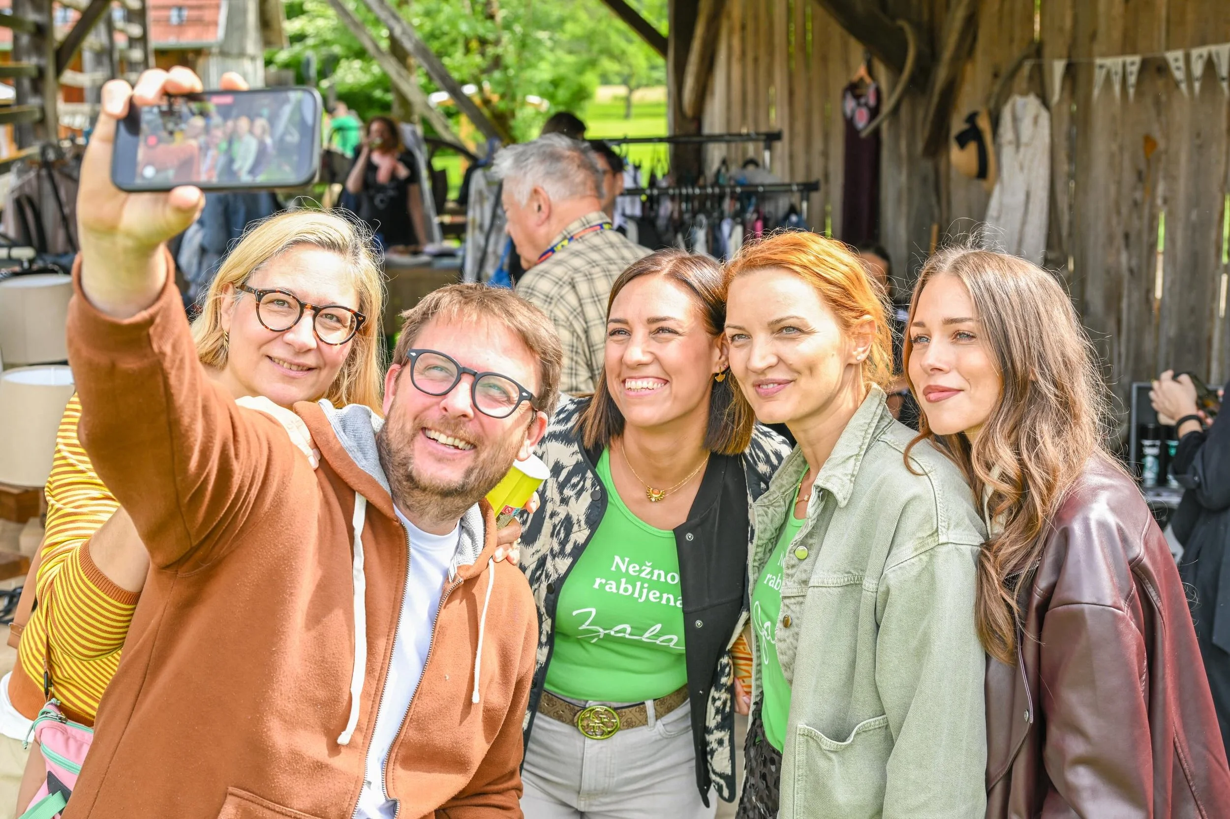 𝓗𝓿𝓪𝓵𝓪 𝓿𝓪𝓶 𝔃𝓪 𝓵𝓮𝓹 𝓭𝓪𝓷!
 
&Scaron;e vedno smo pod lepimi vtisi včeraj&scaron;njega Sejma nežno rabljenih predmetov.
 
Na zelenem vrtu &Scaron;krabčeve domačije se je za zeleni namen zbralo veliko obiskovalcev, med stojnicami je krožila 