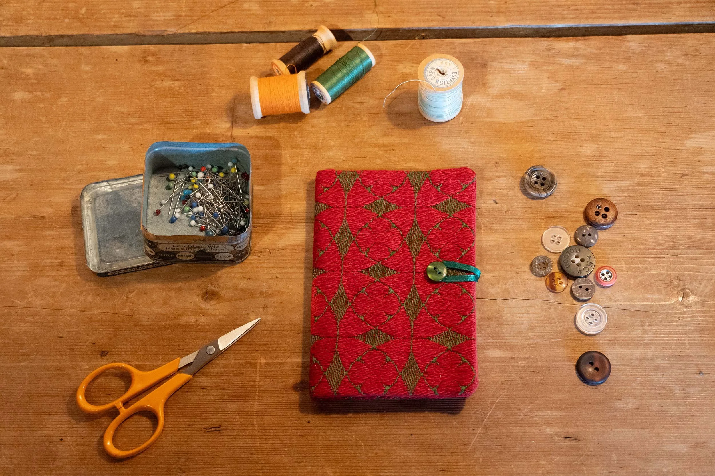 Nadelbrief rot handgewebter Jacquardstoff.jpg