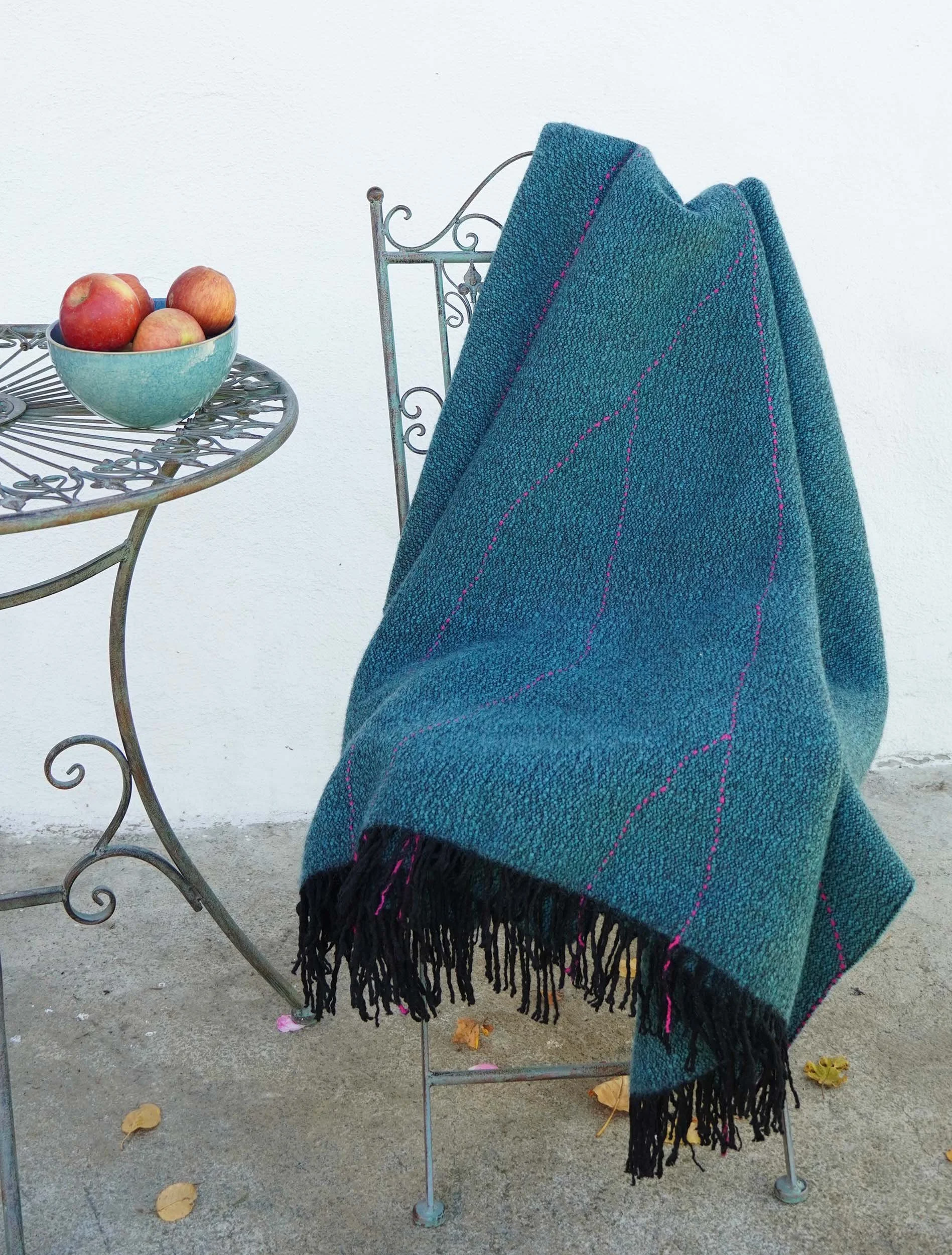 Wolldecke Spuren petrol im Garten.jpg