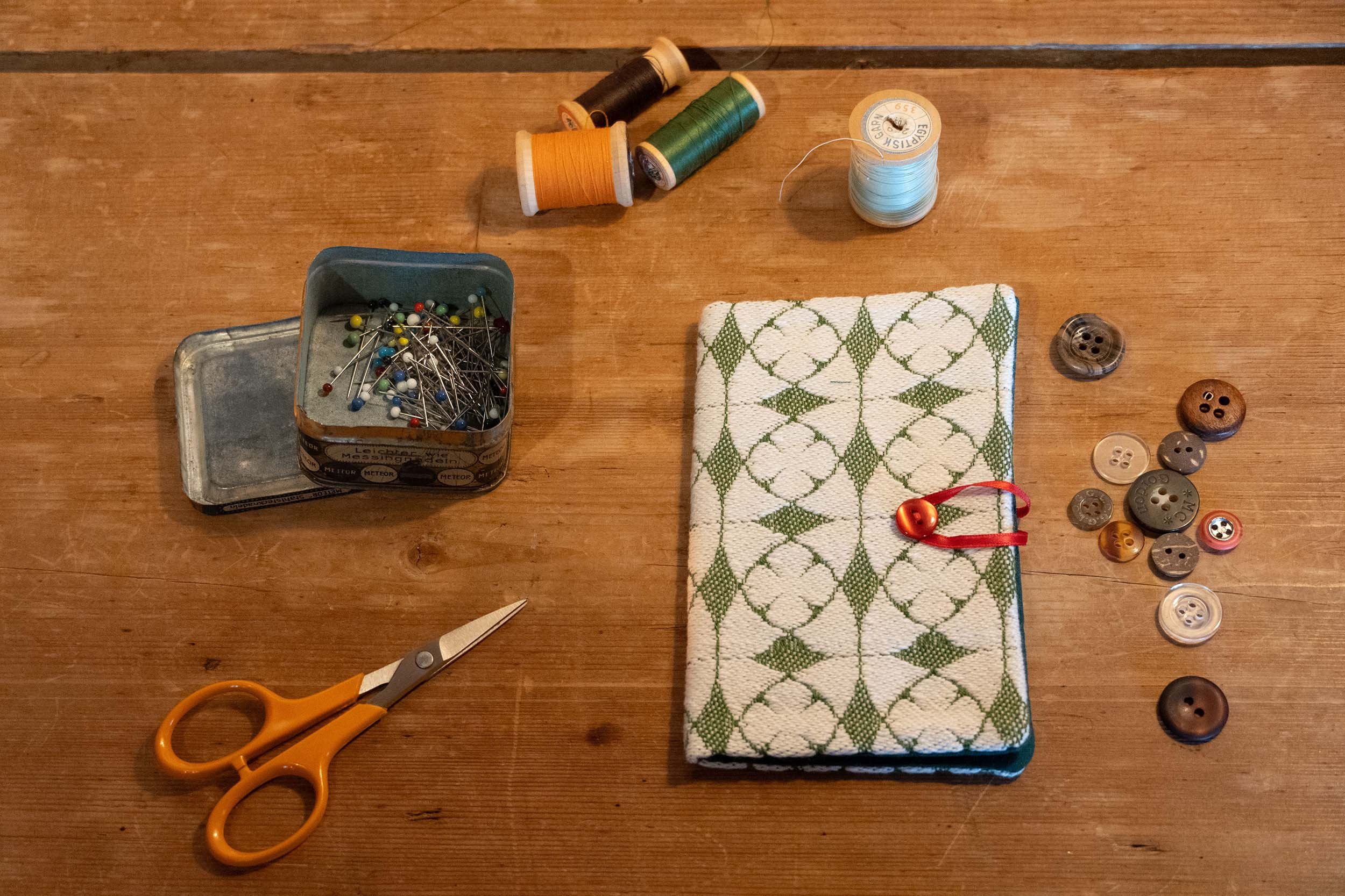 Nadelbrief weiss handgewebter Jacquardstoff.jpg