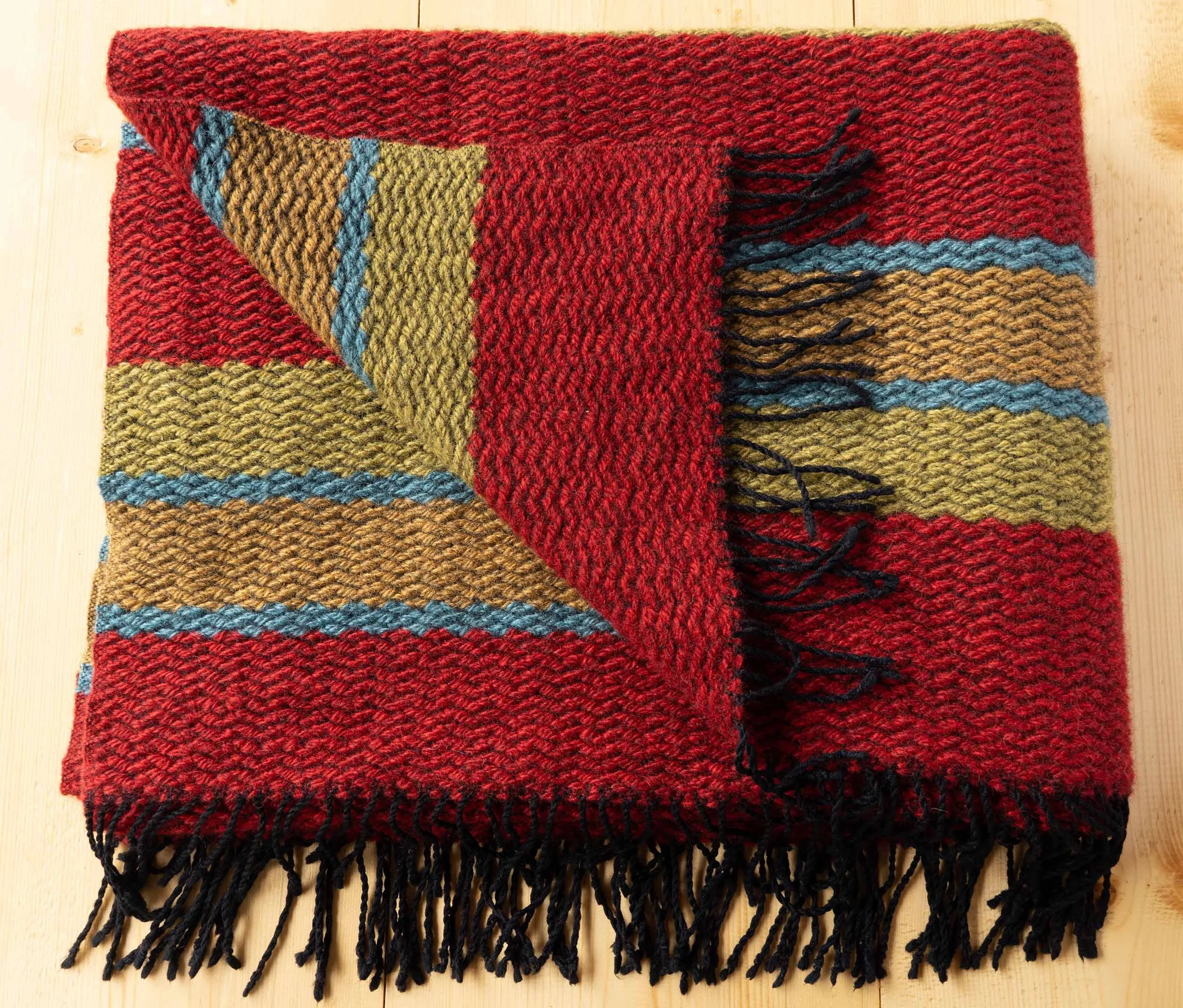 Wolldecke Zickzack rot aufgeschlagen.jpg