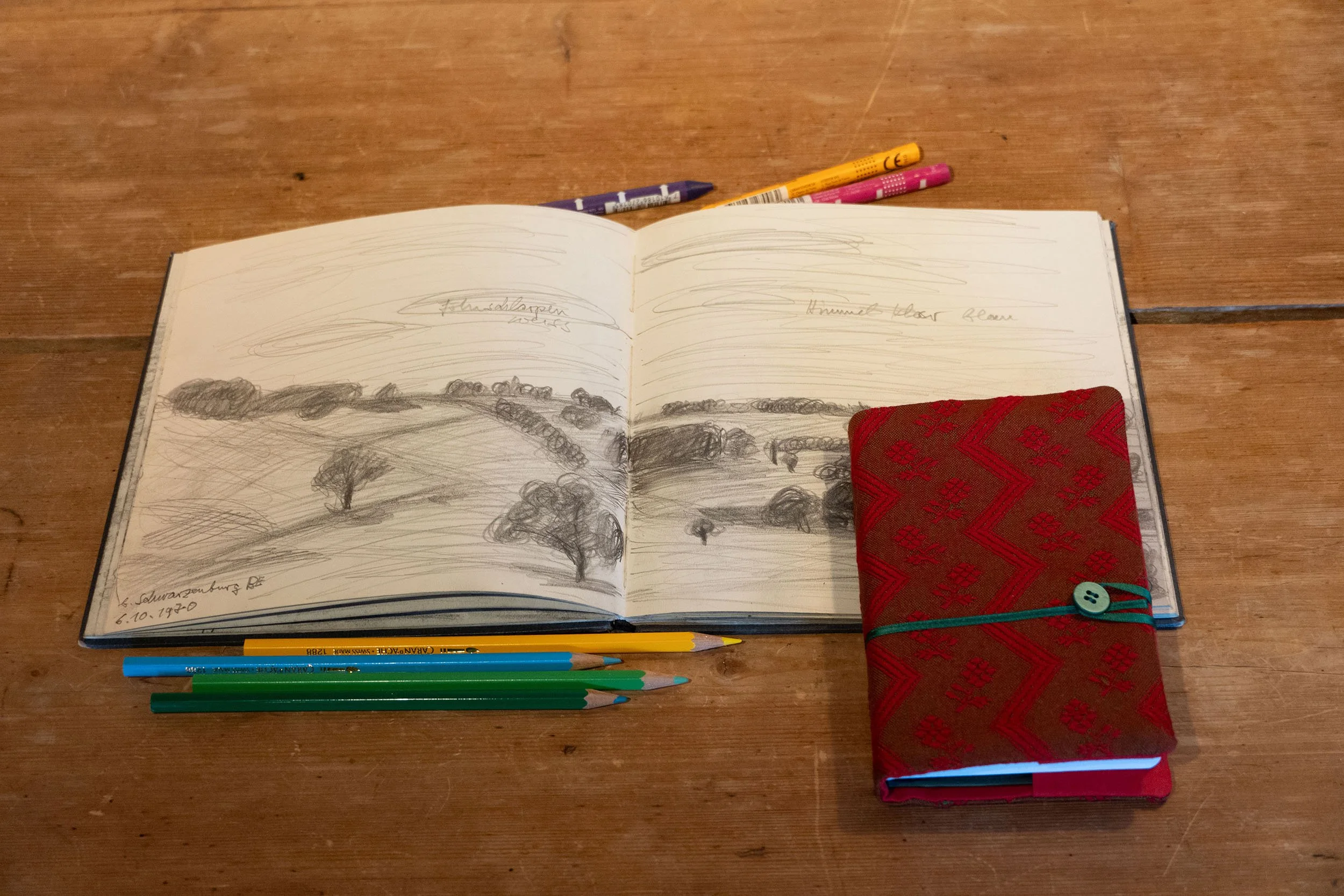 Skizzenbuch Rot handgewebter Jacquardstoff.jpg