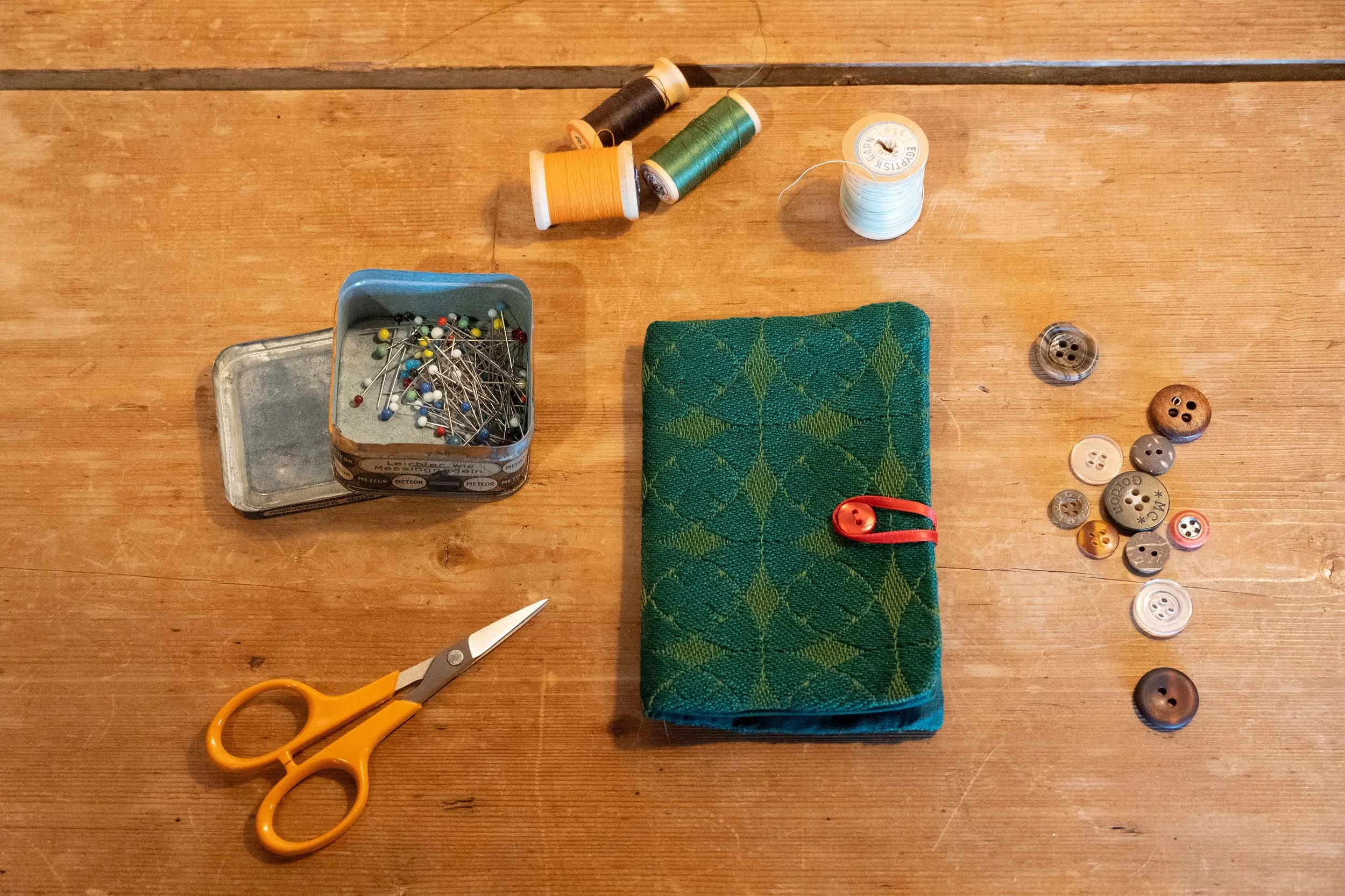 Nadelbrief grün handgewebter Jacquardstoff.jpg