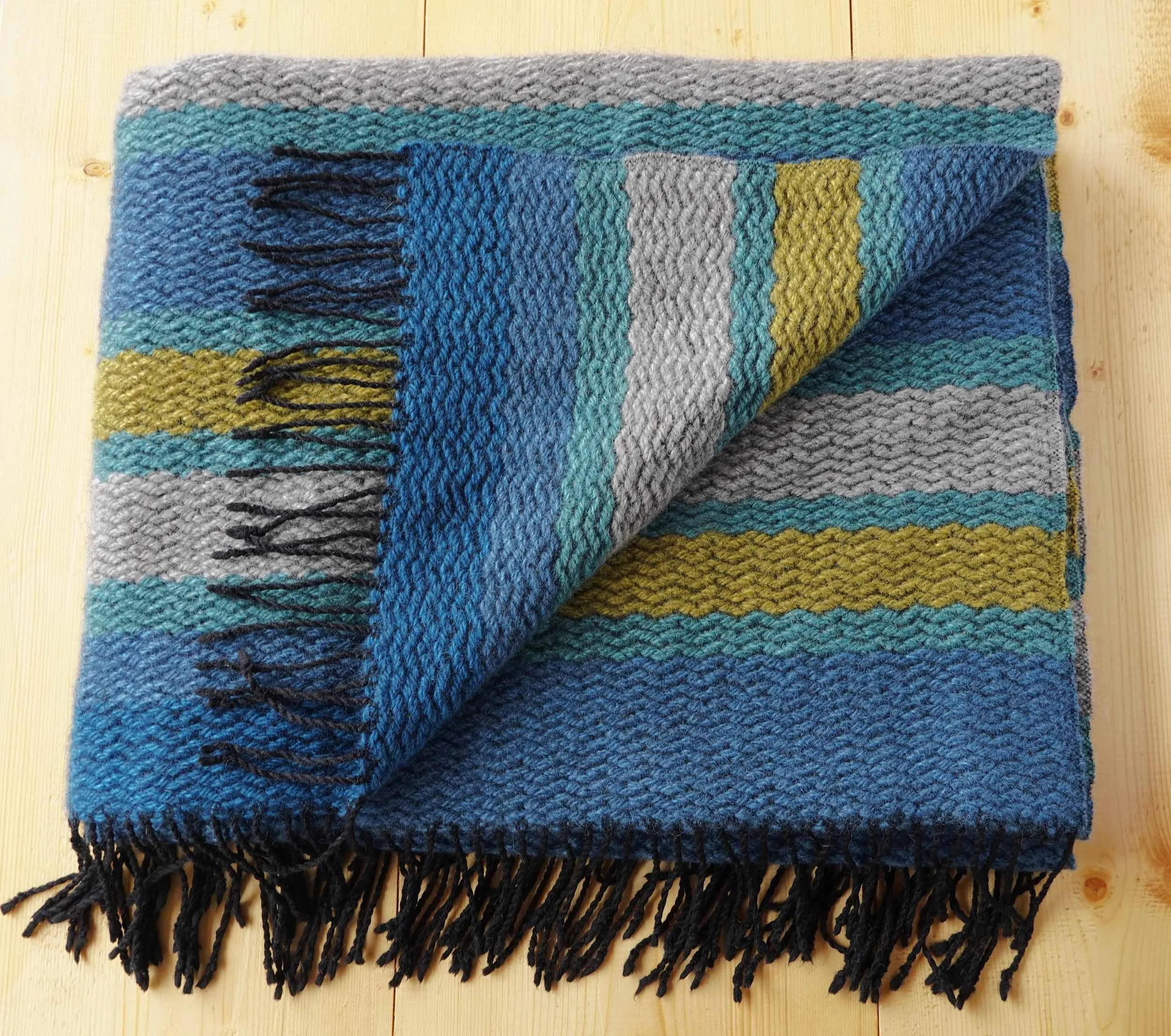 Wolldecke Zickzack Blau aufgeschlagen.jpg