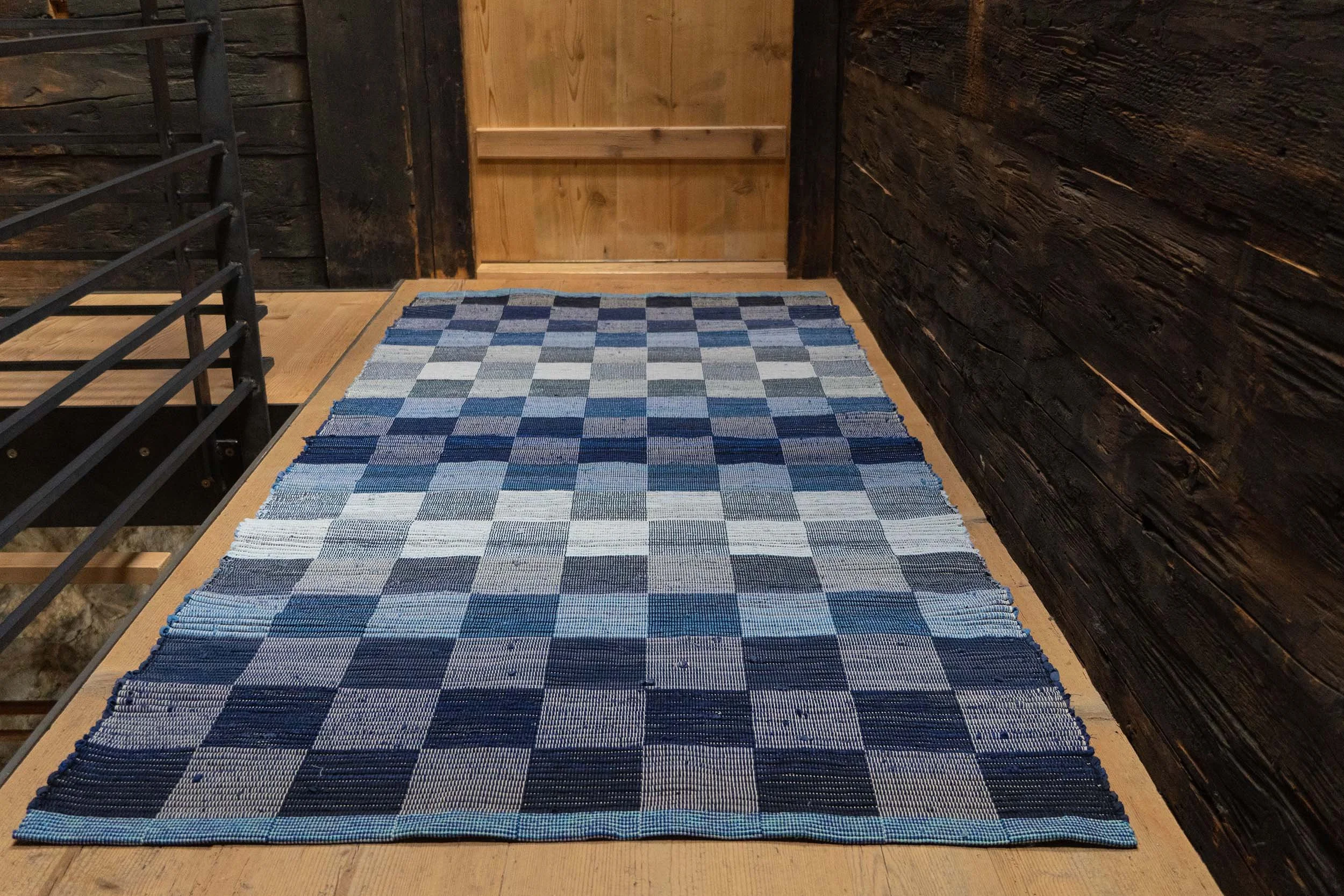 Flickenteppich mit blauen Quadraten.jpg