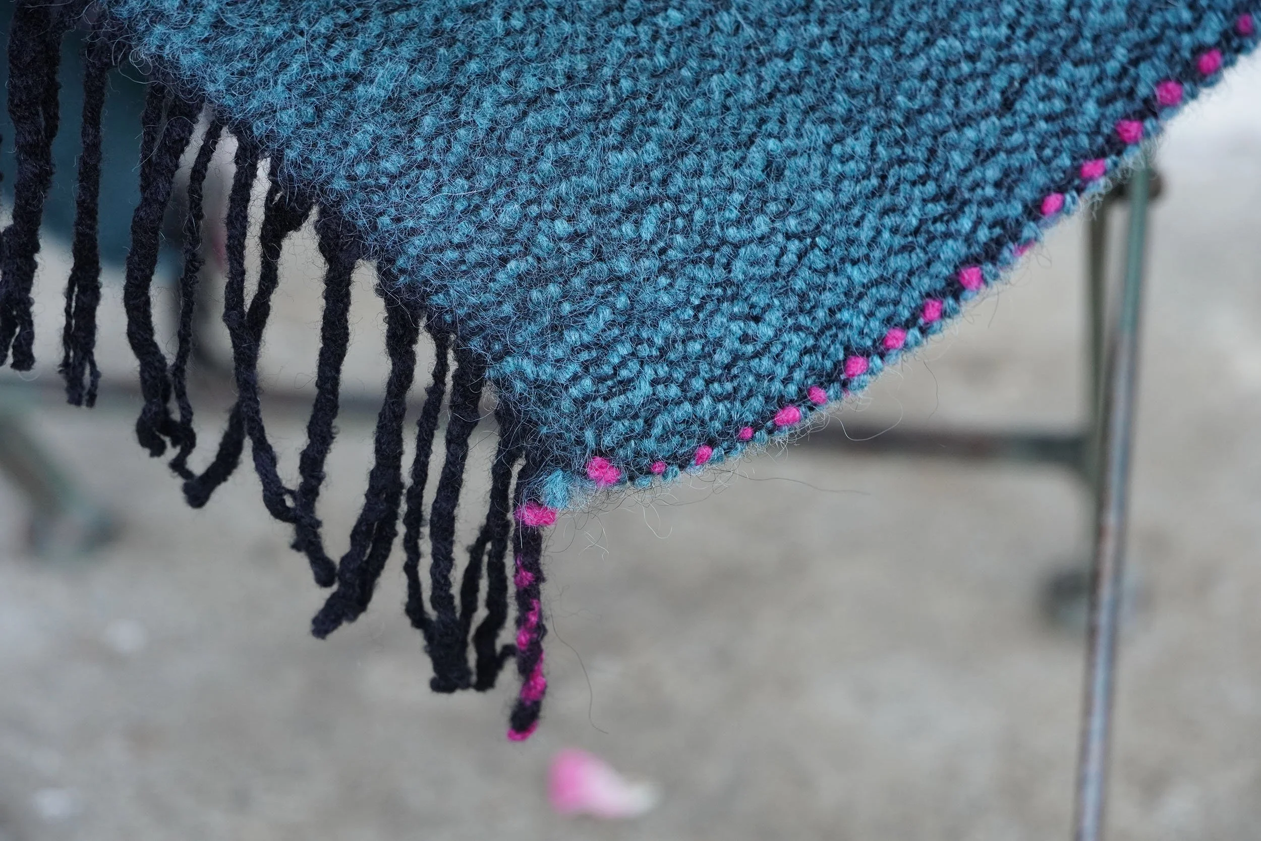 Wolldecke Spuren petrol Fransen.jpg