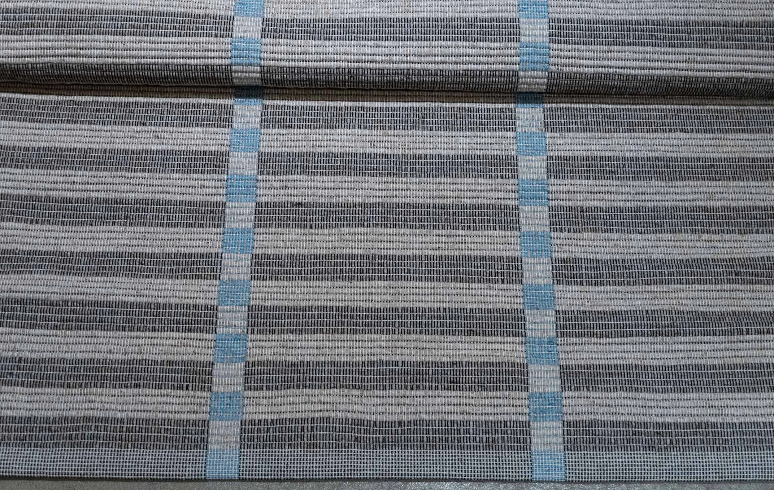 Intervall Teppich Türkis Kante.jpg