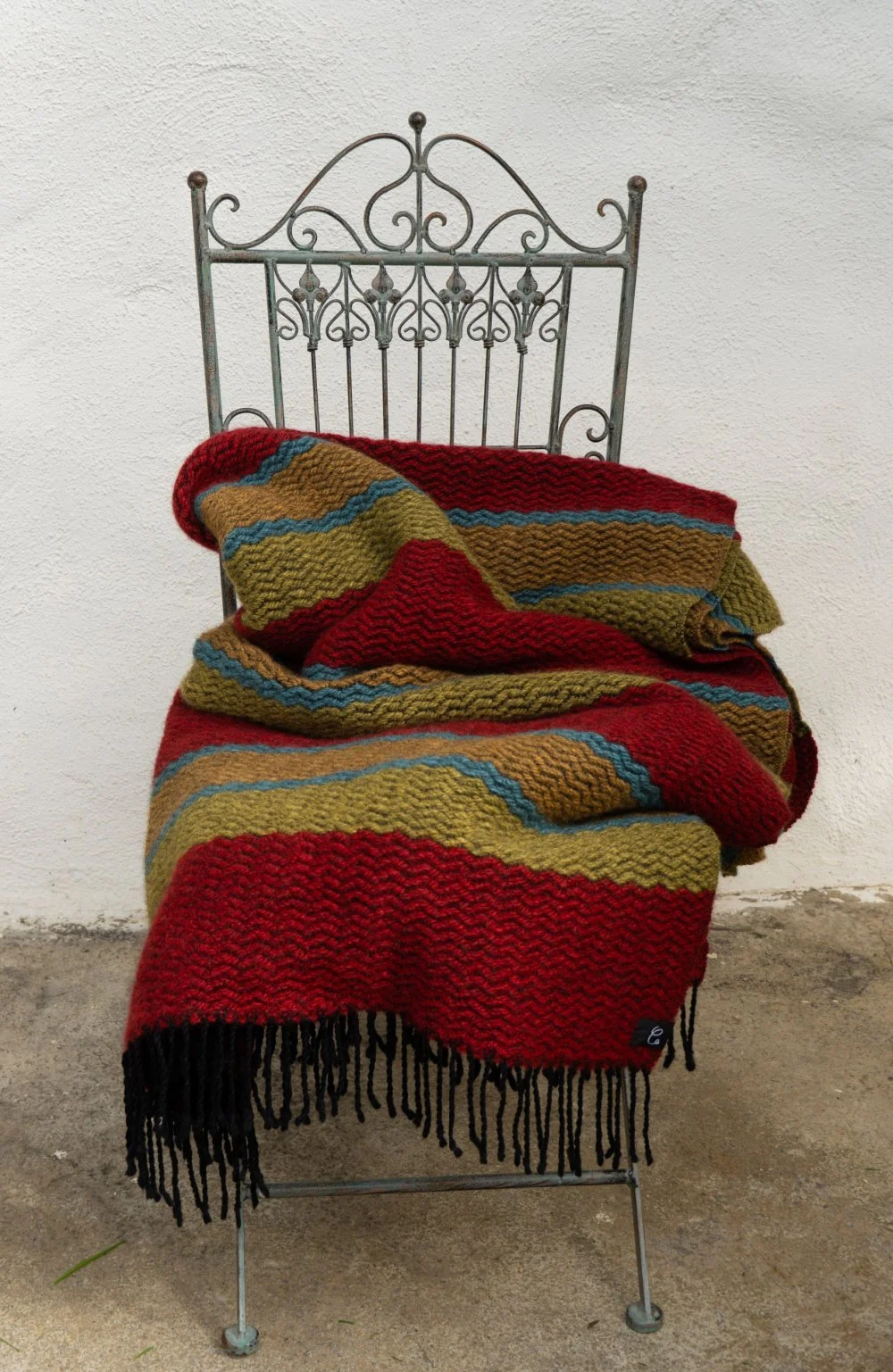 Wolldecke gestreift auf Gartenstuhl