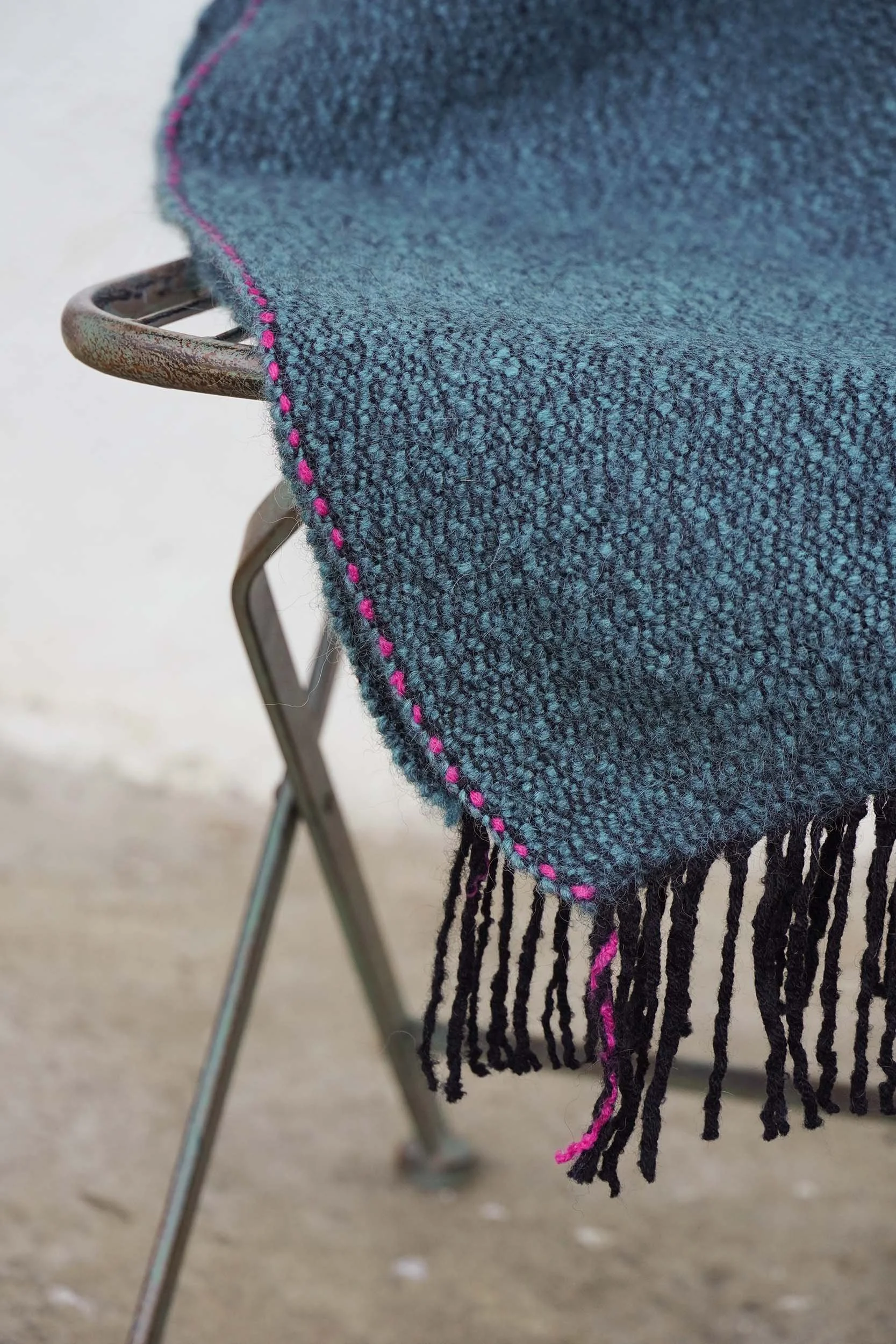 Wolldecke Spuren Petrol Kante.jpg