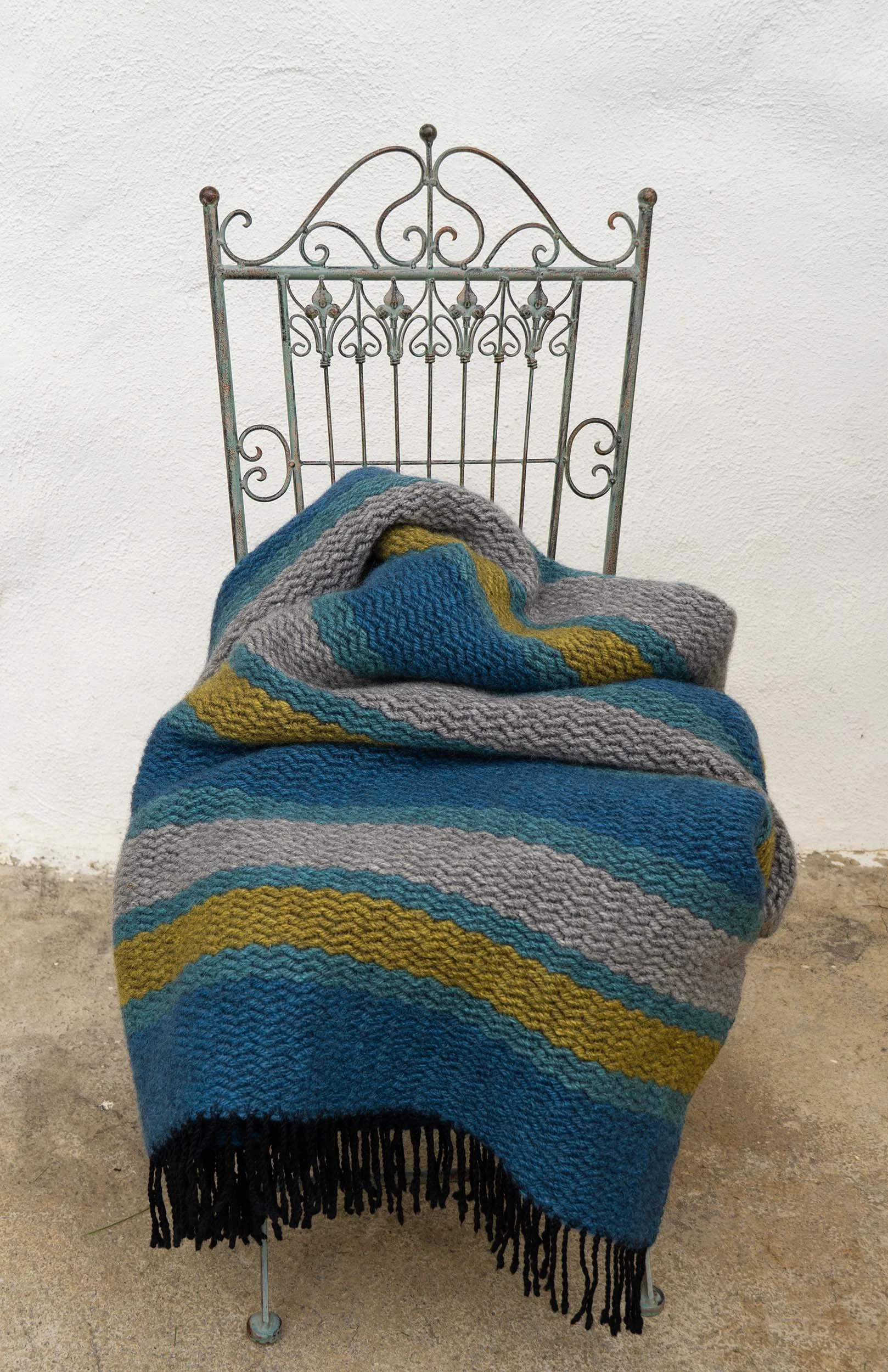 Wolldecke Zickzack blau im Garten.jpg