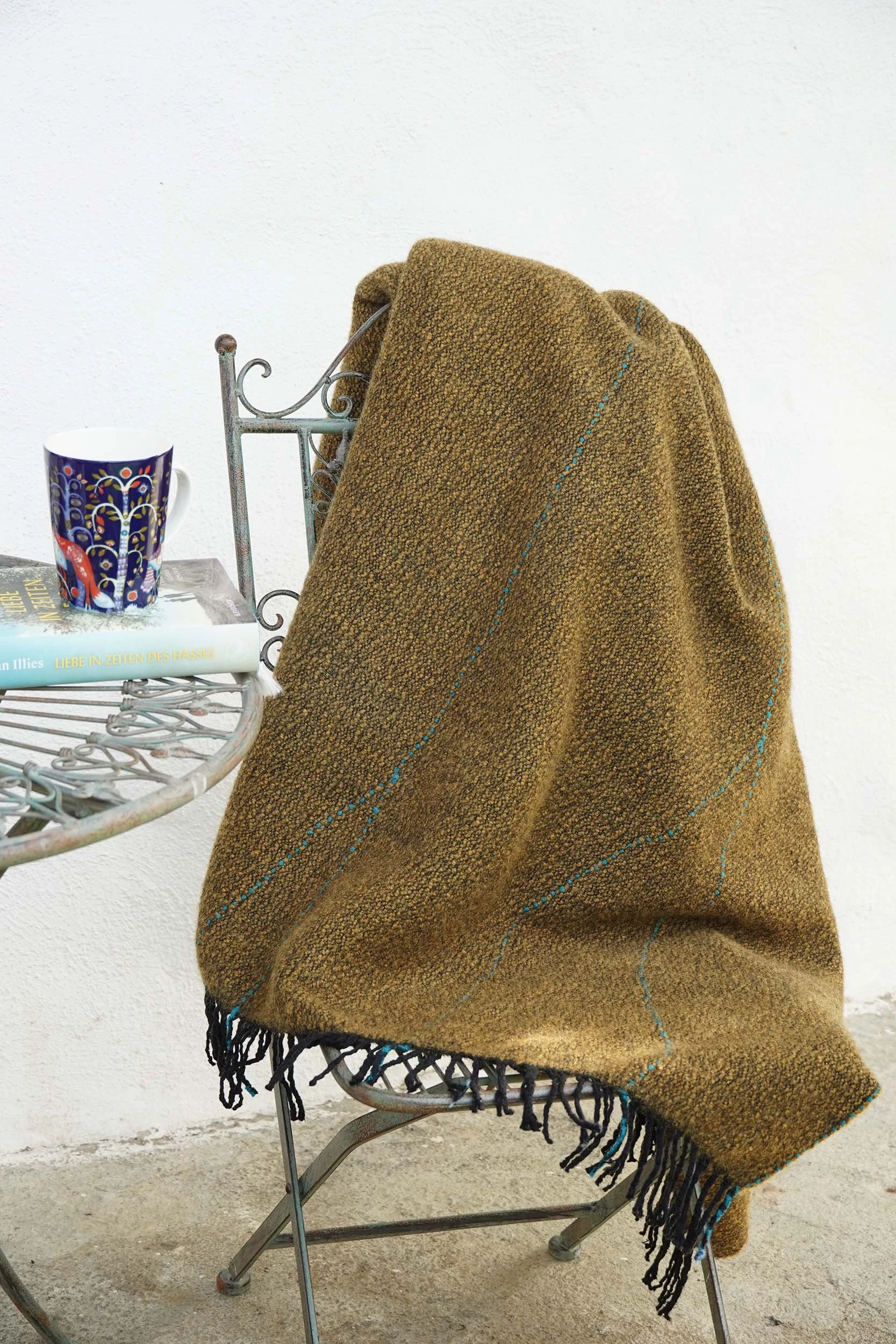 Wolldecke Spuren gelb im Garten.jpg