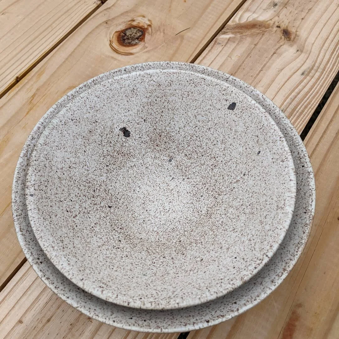 Speckled white bowls with some yummy copper on the outside 

#pottery  #ceramic #art #artistsoninstagram #amaco #copper