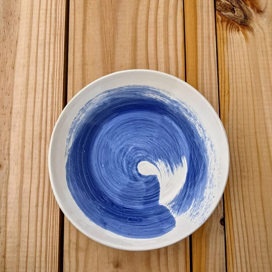 Small plate, big splash of color 

#pottery #ceramic #amaco  #art #artistsoninstagram  #blue
