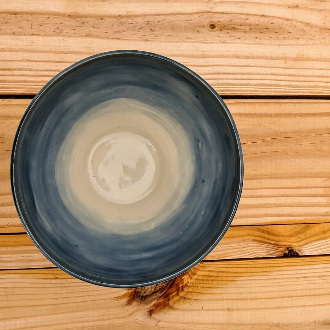 Medium serving/mixing  bowl

#pottery #ceramic  #art #artistsoninstagram  #amaco #ombre