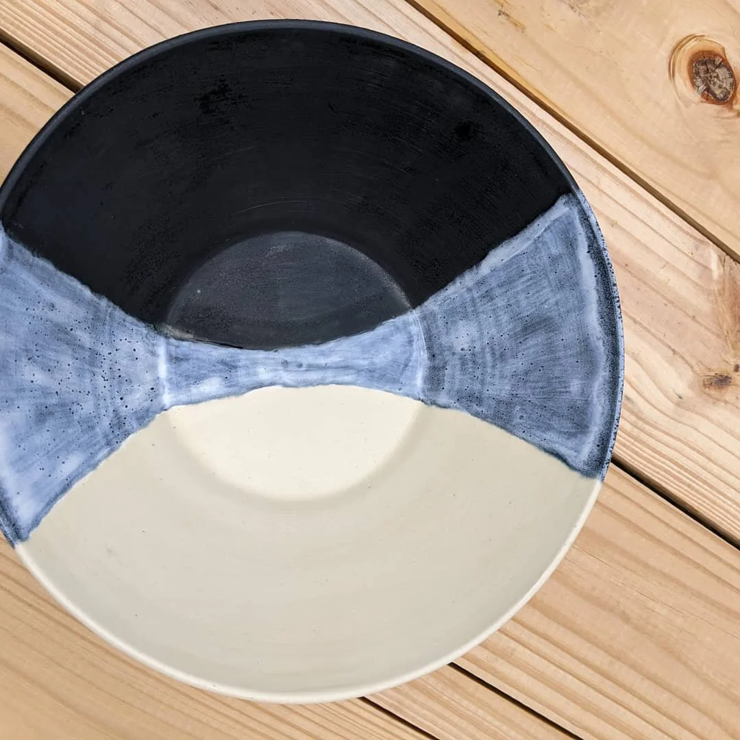 Serving bowl

#pottery #ceramics #artistsoninstagram  #art #amaco #matteblack