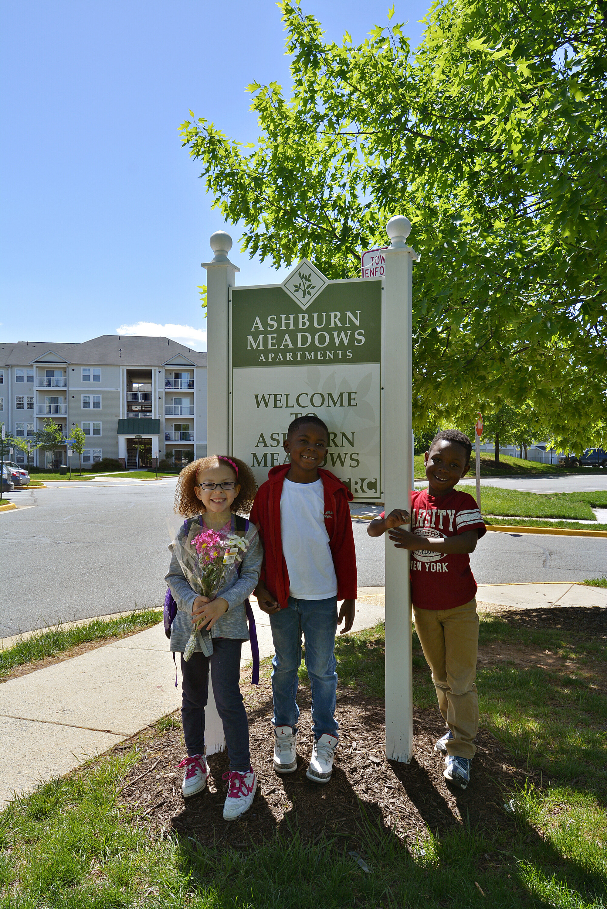  Children enjoying our family-friendly Ashburn Meadows community. 