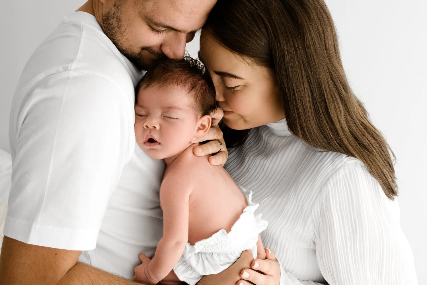 dad and mum-holding-newborn-luxury-experience-dundee-10.jpg