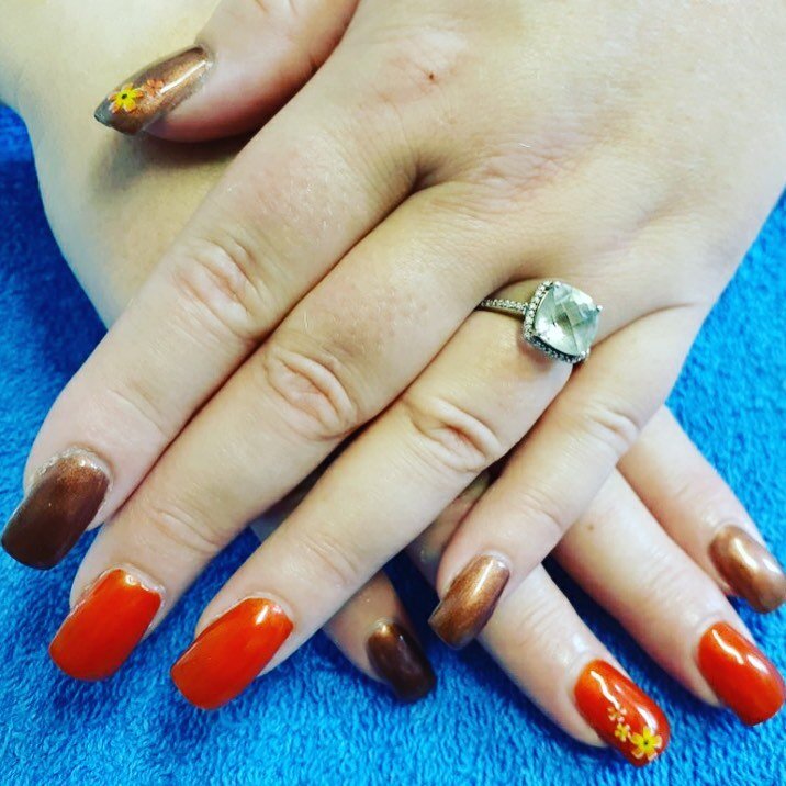 LCN Gel nails done by Sam. Beautiful fall colours and accents ! #lcnnails #lcn #fallnails #fallcolors🍁🍂 #gelnails