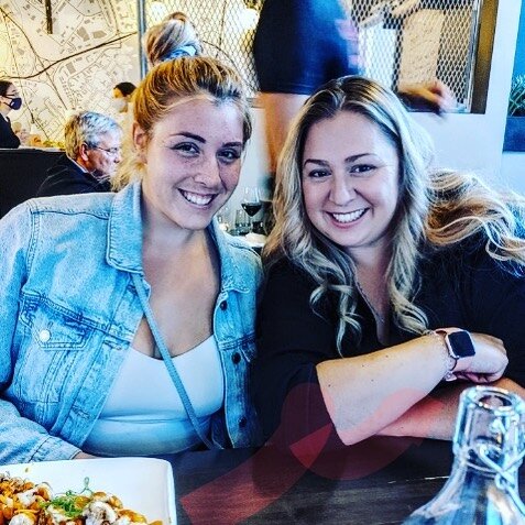 Jessica and Ashley our for some  food ! #2doorsdown #appetizers #lateniteeats #yummyfood