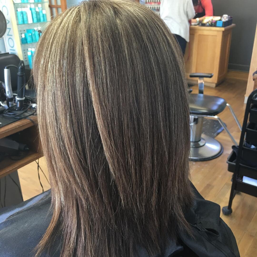 Softened up a brown base today with some cool blonde highlights for the warmer weather #cosmoprofbeauty #goldwellcolor #goldwellsalon #highlights #blondehighlights #hairbyashley