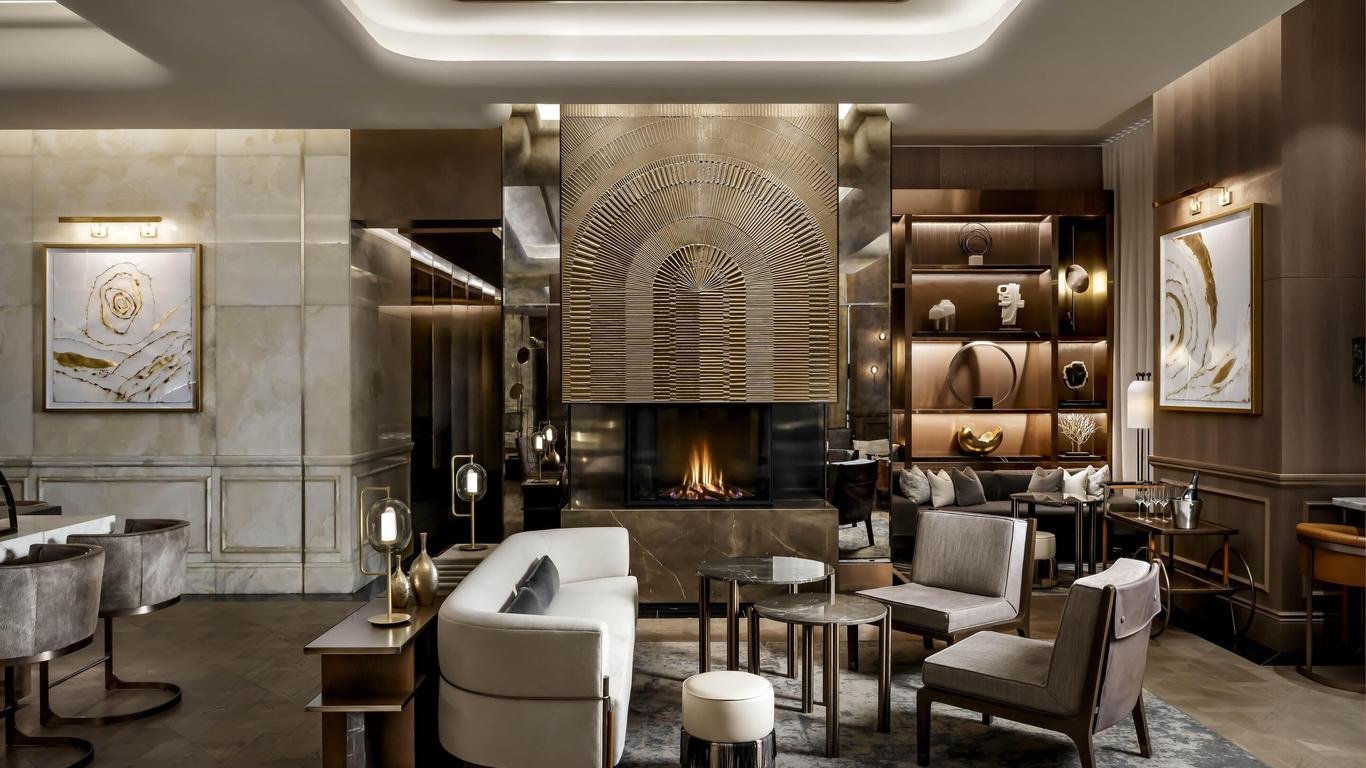 st regis sitting area.jpeg