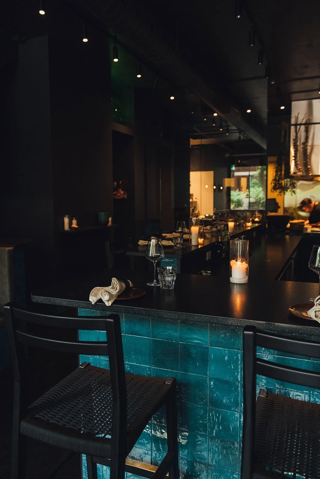  A place at the bar, ready for the evening. 