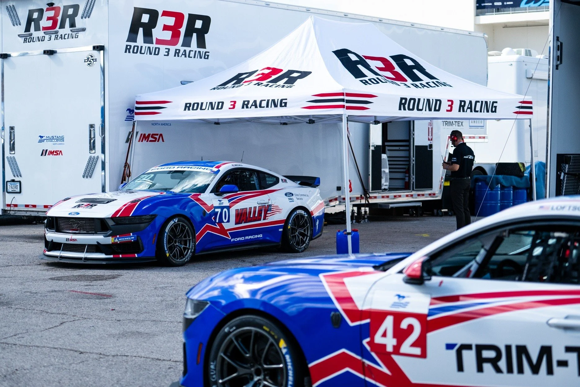 Qualifying is complete. @coleloftsgard starts P2 for race 1, while @bradmccallr3r starts P4 in Dark Horse Legends. Watch live at 6:30 PM CDT on Peacock, IMSA, or Youtube.

📸: @motordeportes