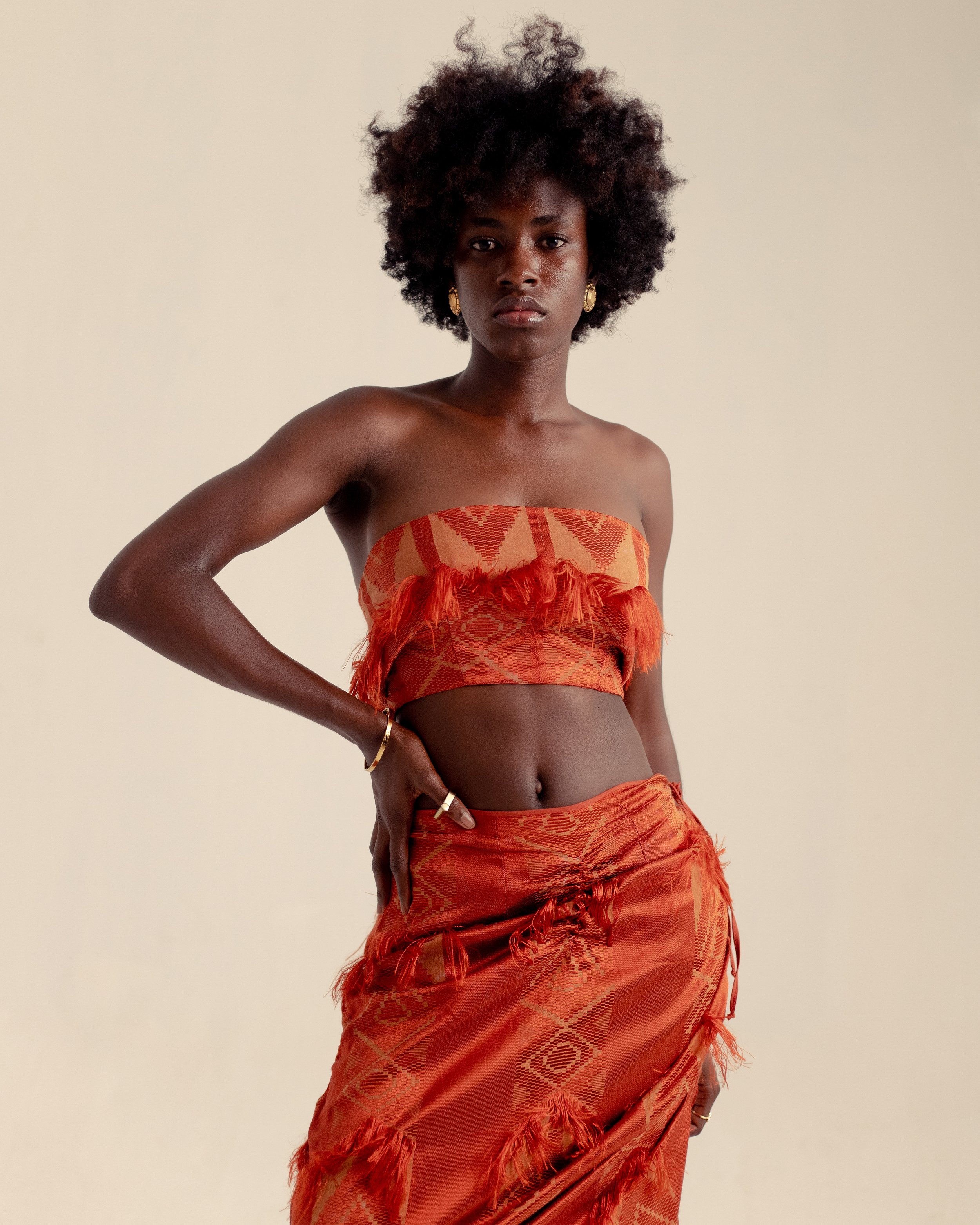 Bold Underlined Amber Set porté par un modèle féminin | Photoshoot Bold Underlined