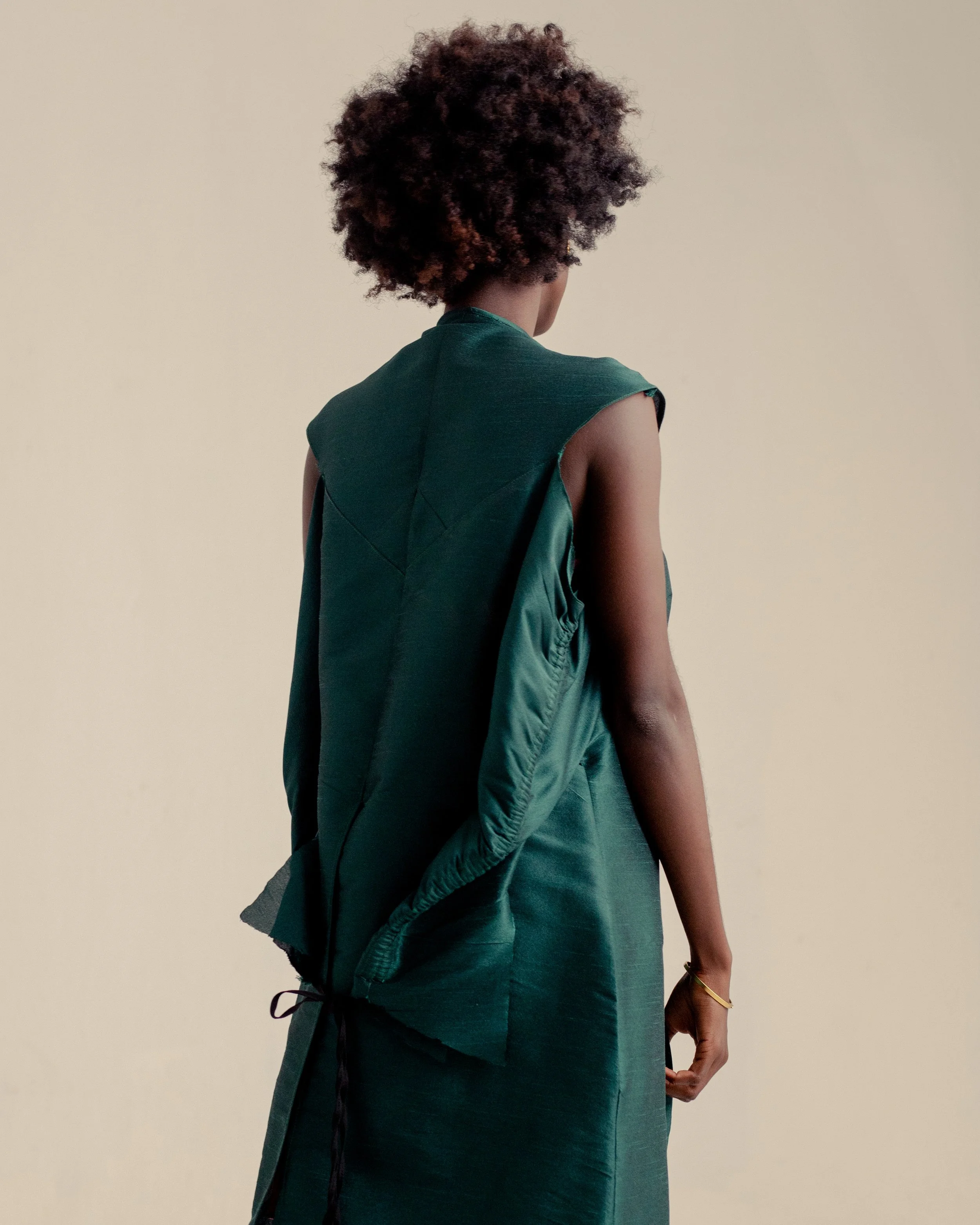Bold Underlined Wellness Kimono porté par un modèle féminin | Photoshoot Bold Underlined