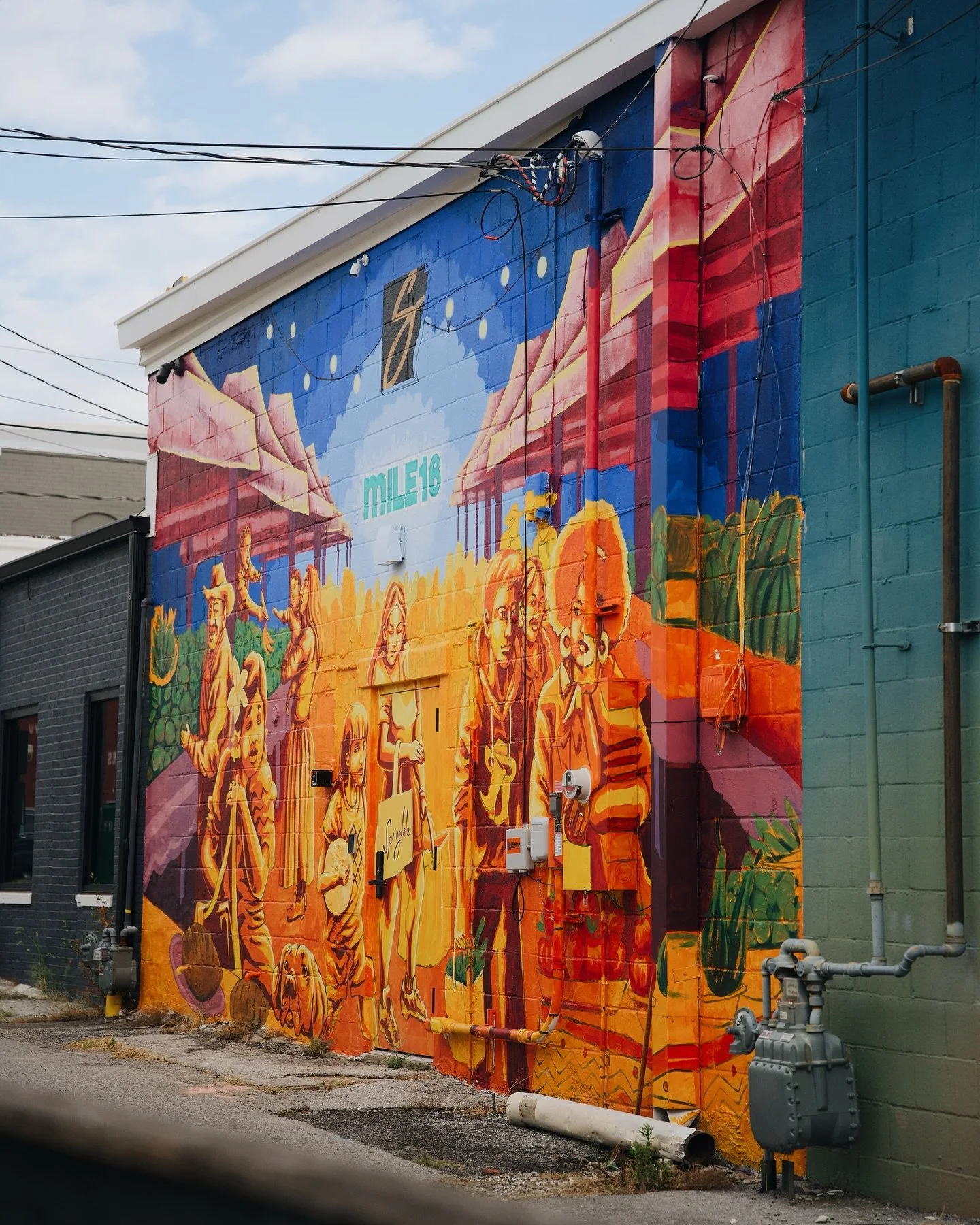 Did you know Downtown Springdale is home to more than 20 murals?

It&rsquo;s walkable, bikable, and totally worth the drive - with plenty of stops for good eats, cold drinks, and local shopping in between.

Perfect for a date, a family outing, or jus