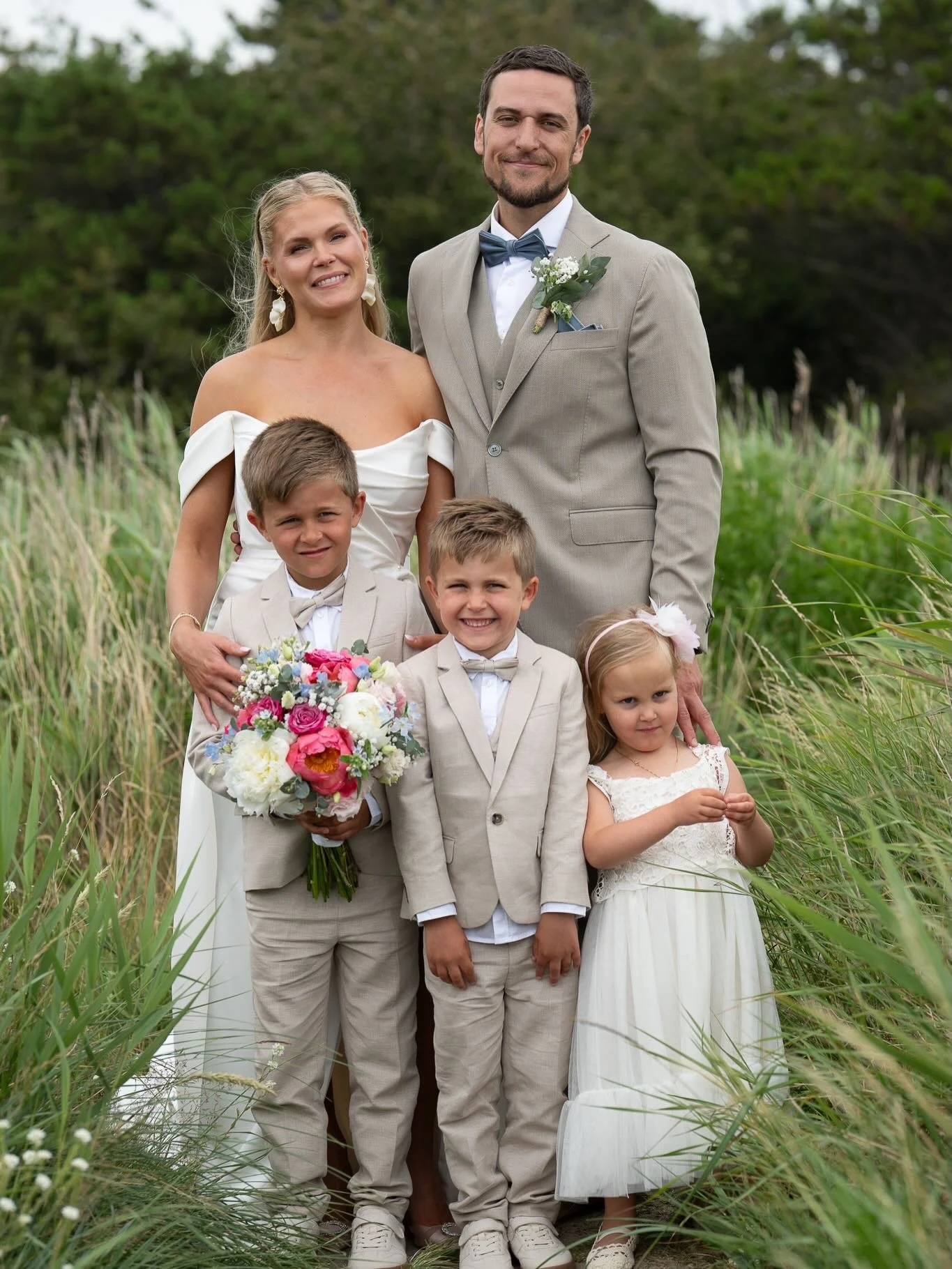 Ett magiskt &aring;r g&aring;r mot sitt slut. Sabina f&auml;rdig specialist som barnmorska och v&aring;rt br&ouml;llop i somras. ⛪️🥂 

2025-11-27, tv&aring; dagar innan jag och min fru firar 10 &aring;r ihop som par kom ocks&aring; beskedet, namnbyt