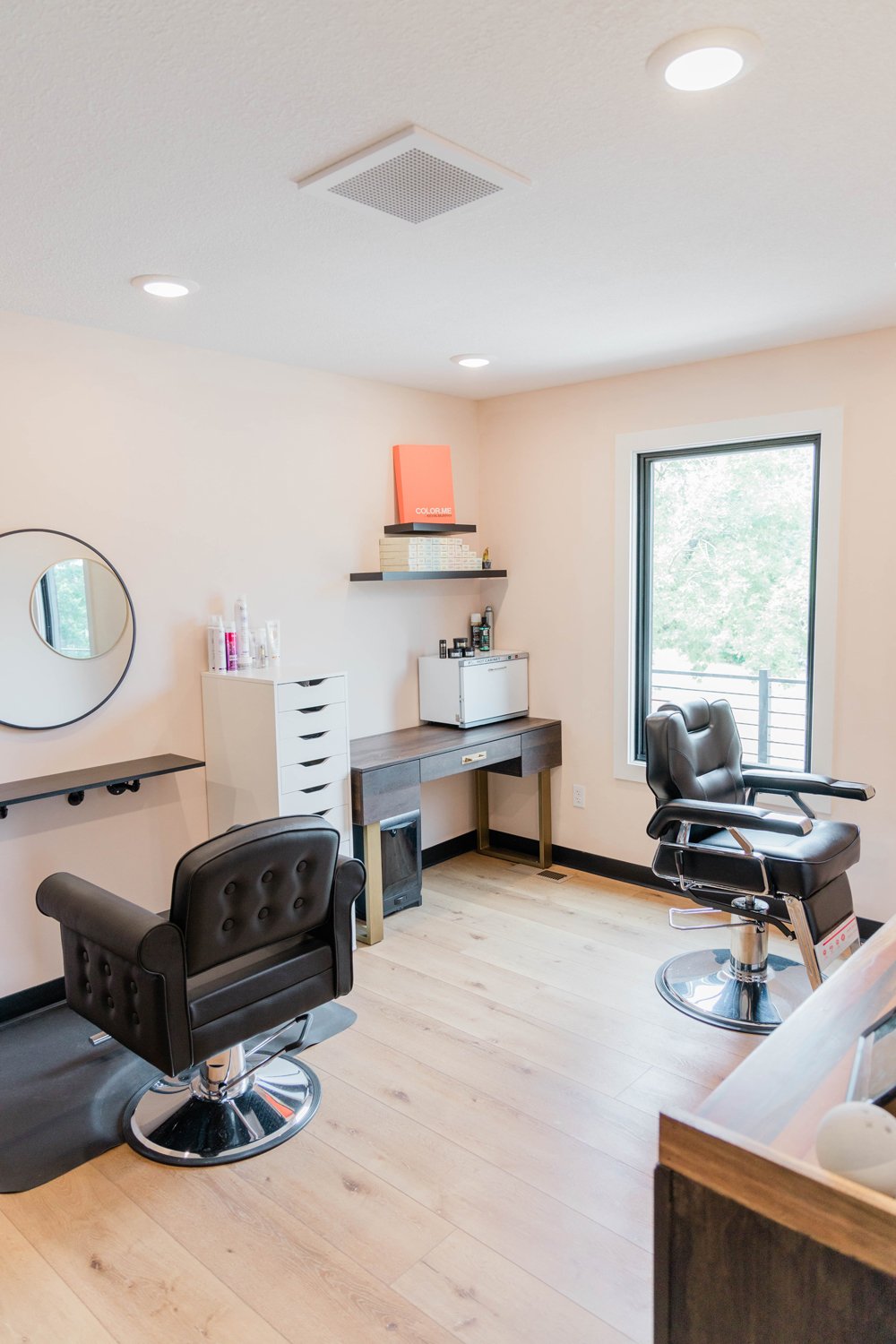  Clean salon studio with natural light. 