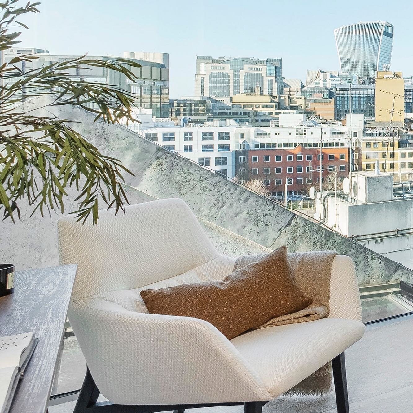 Another fantastic Luxurious penthouse photoshoot at Liverpool street with a breathtaking view over the City of London ☺️📸

#realestategoals #dreamhome ##interiors#penthouse
#homedecorideas#realestateagent
#myhousebeautiful#housegoals#dailydecordose#