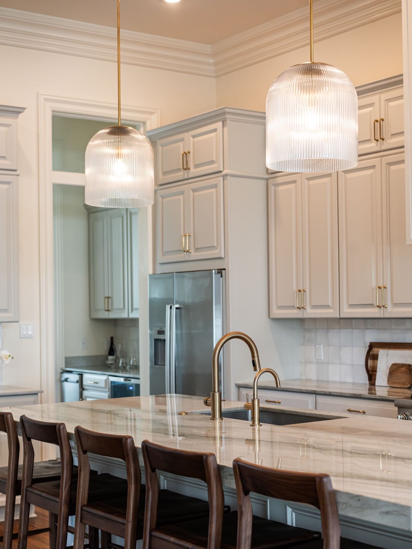 Design tip&mdash; Lighting💡 

When it comes to home design, lighting is often the unsung hero. It&rsquo;s the finishing touch that has the power to completely shift the &ldquo;energy&rdquo; of a space&mdash;taking it from a functional kitchen to an 