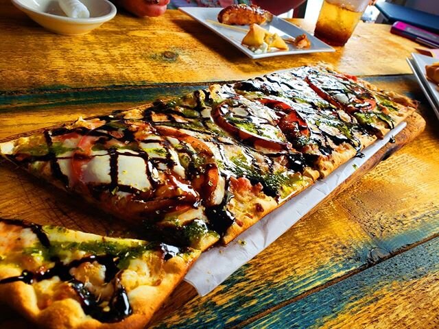 Have you seen our homemade artisan pizzas ? Have you TASTED our flatbread? Try the CAPRESE &hellip;fresh mozzarella, tomatoes, basil &amp; balsamic syrup 🍅
