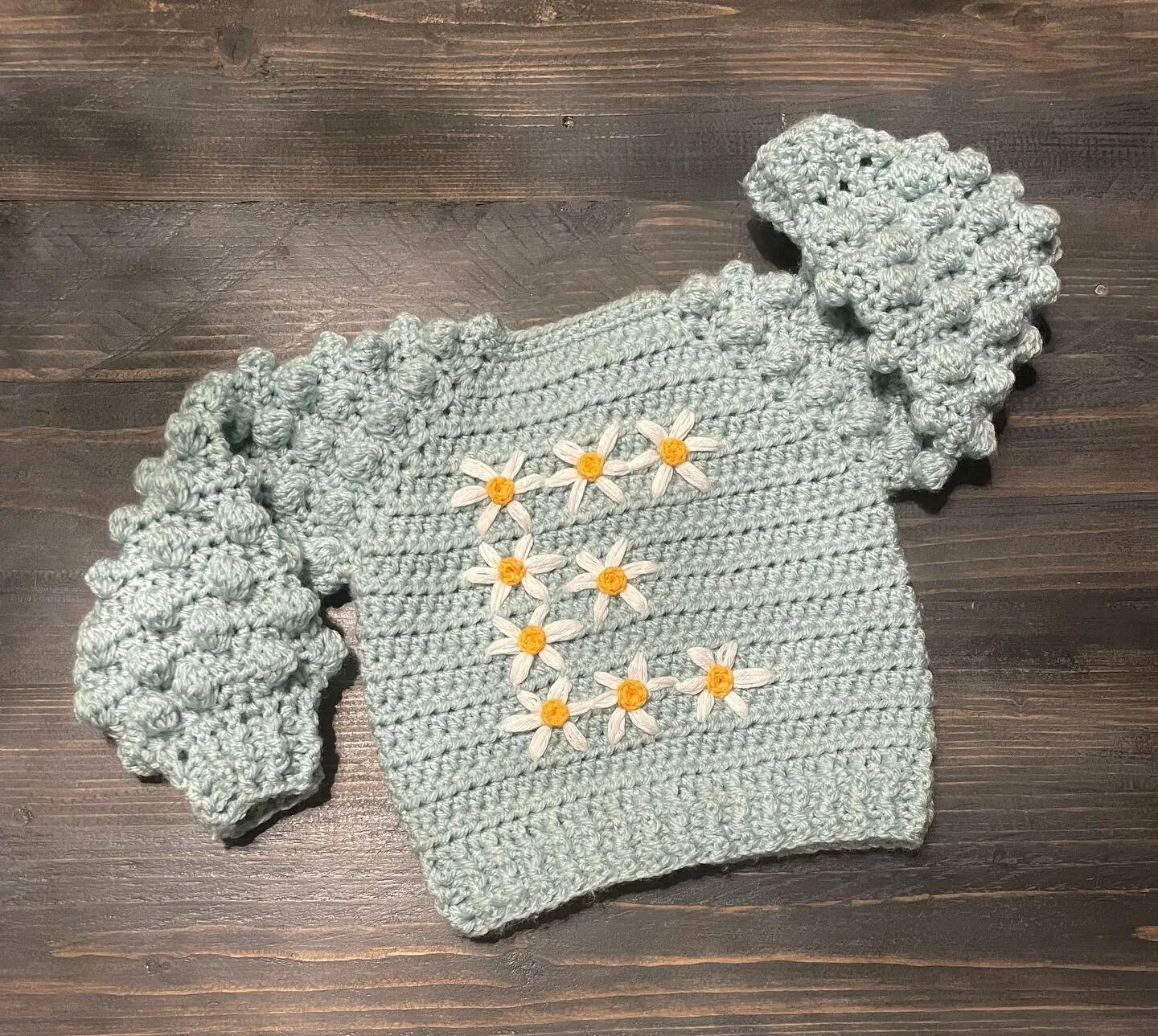 The Bobble Stitch Cardi, in Duck Egg, with a Daisy Initial@on the back and customers own buttons to match ! This piece really makes me feel like Spring is here. 🌷🐣💕🌼

&bull;

#spring #springfashion #springsummer #cardi #cardigan #baby #initial #i