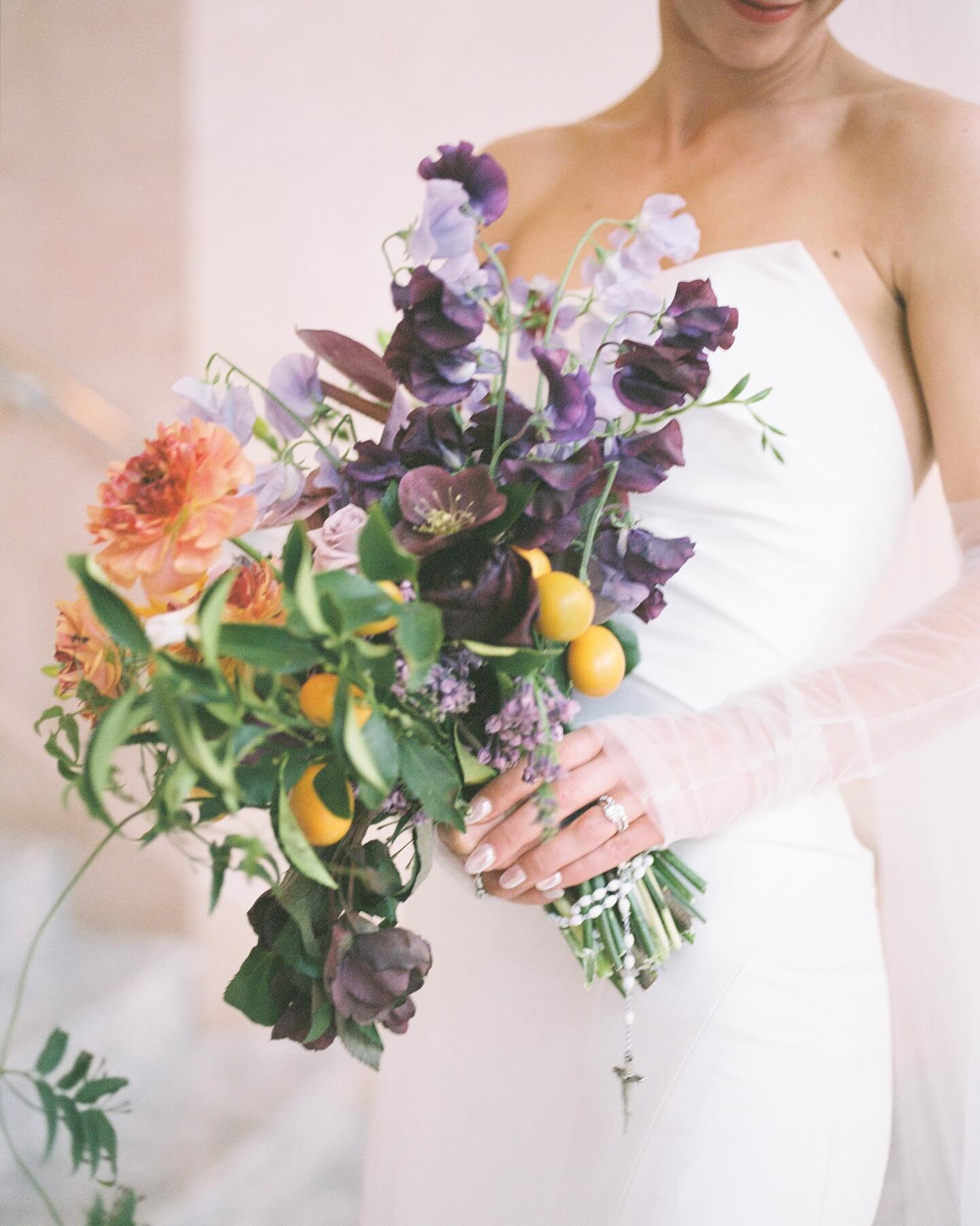 The doors on early spring flower season is closing quickly and I am definitely sad about it~ it goes by too quickly!

@katepeasephotography captured Allie&rsquo;s bouquet so perfectly~ moments of early spring, including Japanese Sweet Pea, Japanese C