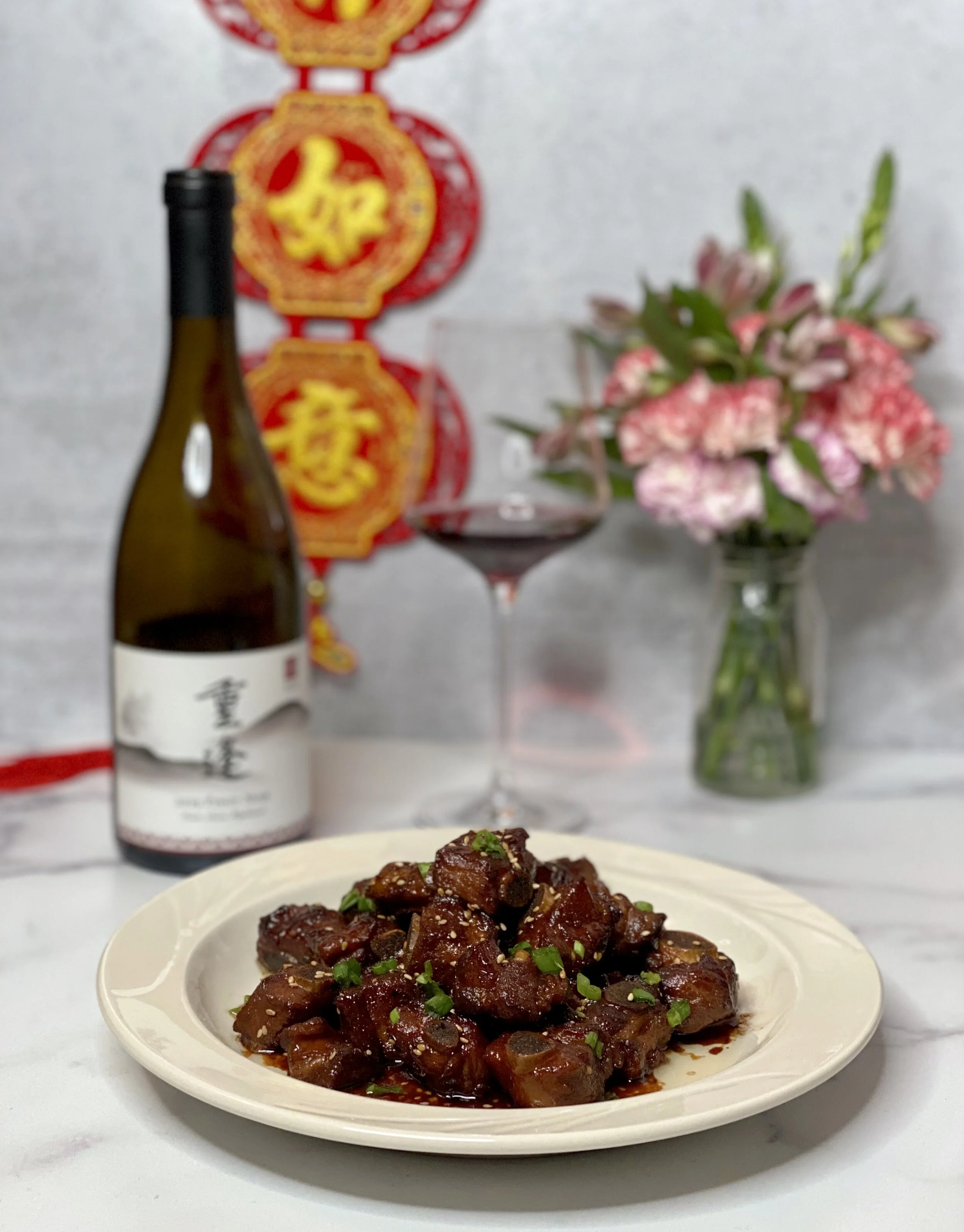 Rich and succulent Sweet and Sour Pork Ribs pairs with “Chong Feng” To Reunite Pinot Noir/ 甜酸醇厚的糖醋排骨搭配舜裔酒莊「重逢」黑皮諾