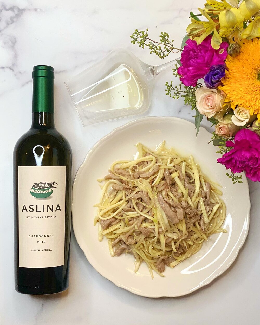 Stir-fried Water Bamboo Shoots with Shredded Pork (茭白筍炒肉絲) + 2018 @aslina_wines Chardonnay South Africa 🇿🇦 ​
&nbsp;​
Water Bamboo Shoots, aka Manchurian wild rice (the name is misleading as this plant was originally grown as a grain but now raised 