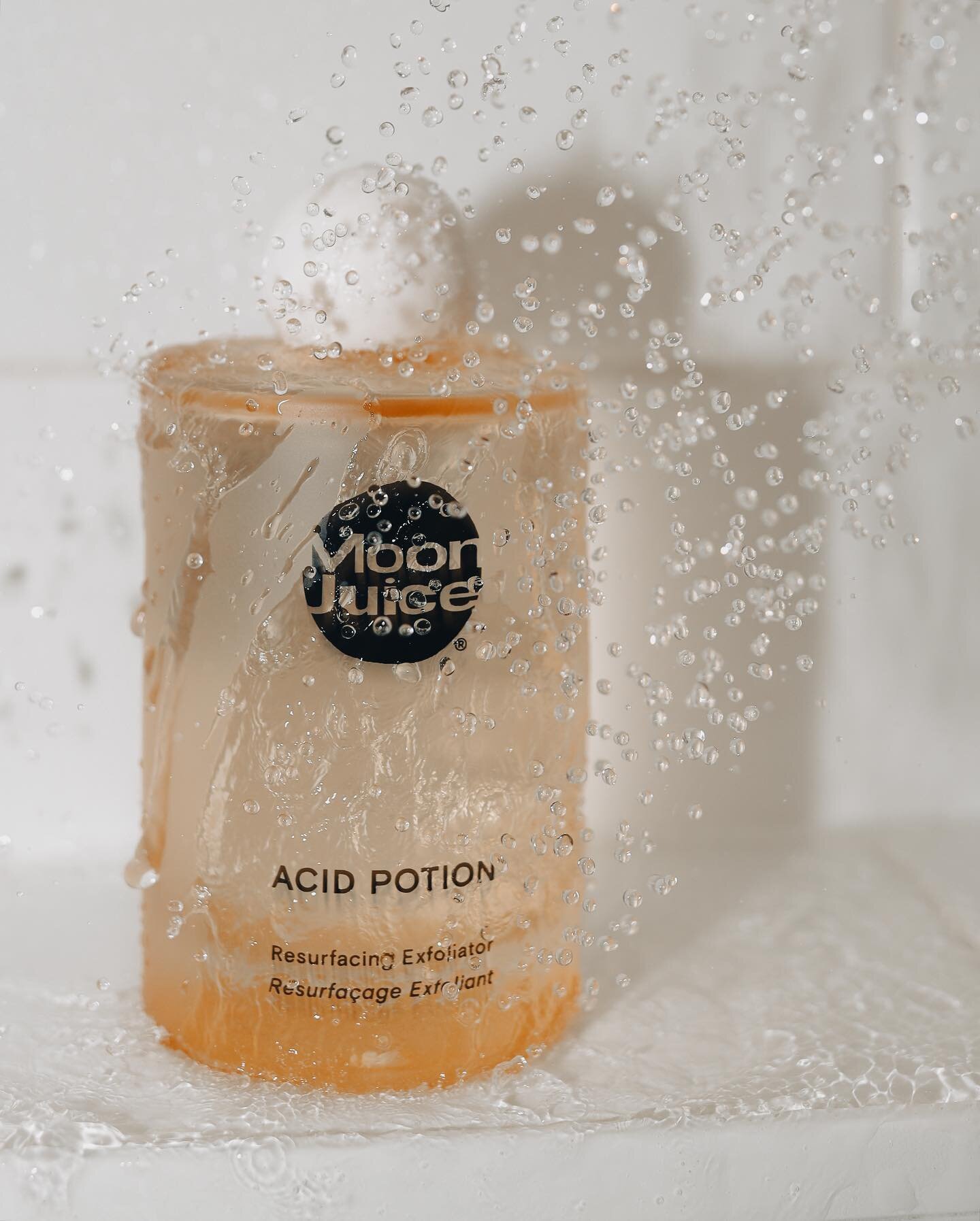 💧 @moonjuice 
Moon Juice | Acid Potion 
Resurfacing Exfoliator 

Loved this concept and the way these shots turned out. 

peachy keen service: product photography &amp; content creation 
brand: @moonjuice 
photo by #peachykeensocial