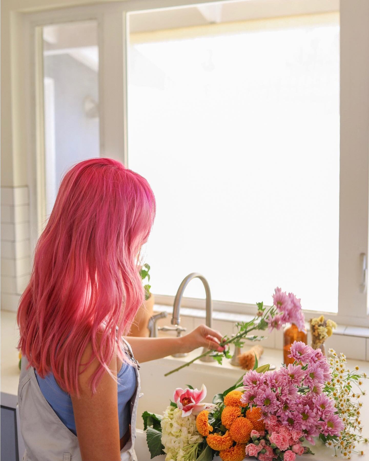 summer may be coming to an end, but we're still here for the flowers and @jiillliann&rsquo;s pink hair 💗🌷🎀