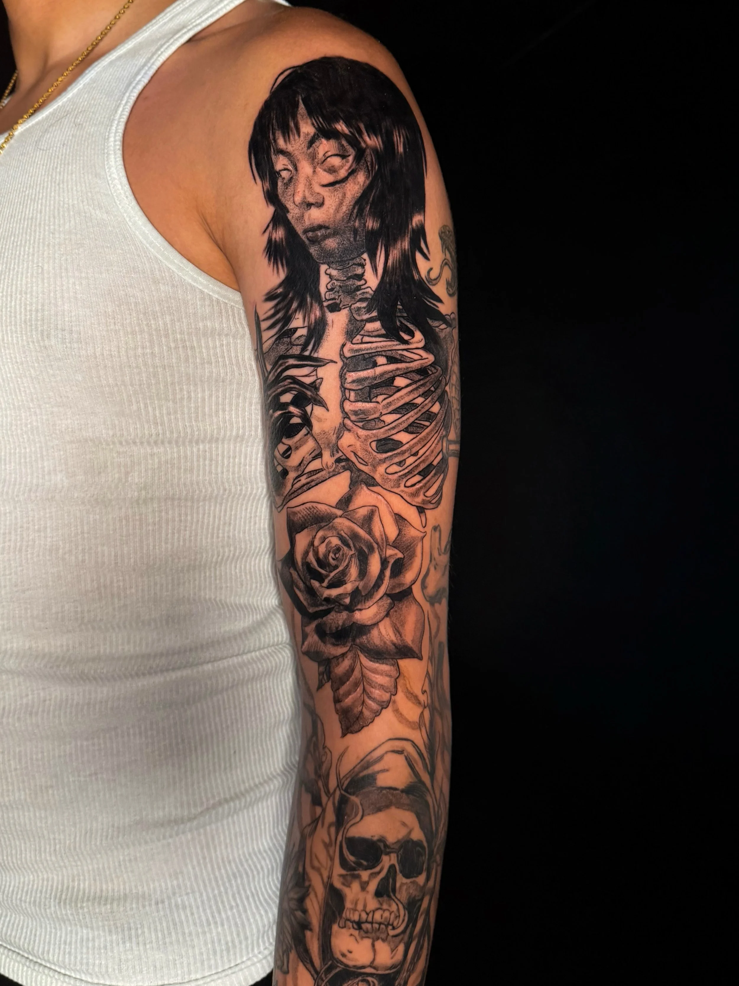Skeleton girl🩻 done by @alvaroescbr 

want to add to your ongoing sleeve ? email us directly for your next session ! 

#sleeve #illustrativesleeve #blackandgrey #skeletontattoo #customdesigns
