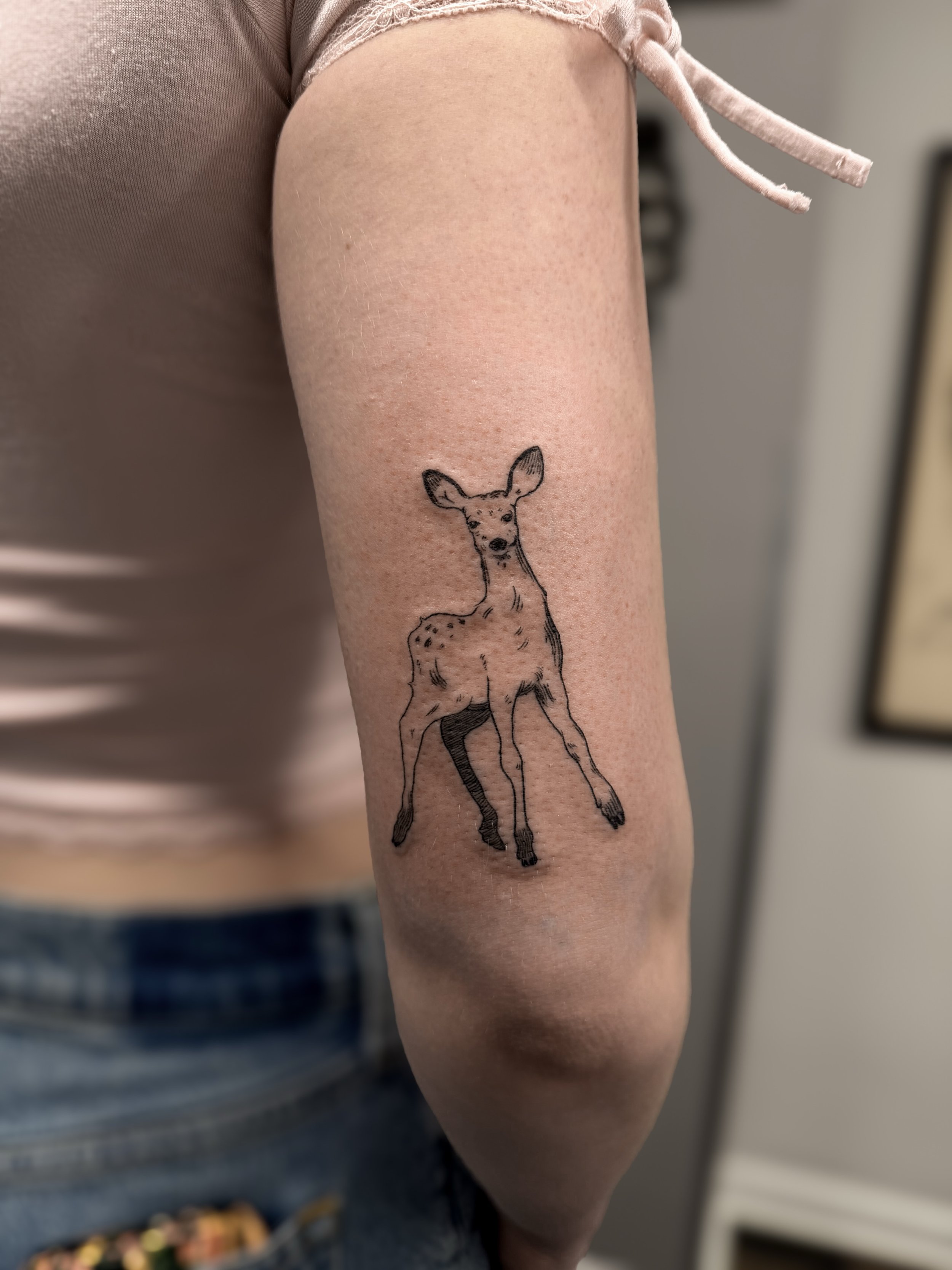 Cute Illustrative Fawn 🦌 by @alvaroescbr 

#illustration #doetattoo #fawntattoo #deer #illustrativetattoos