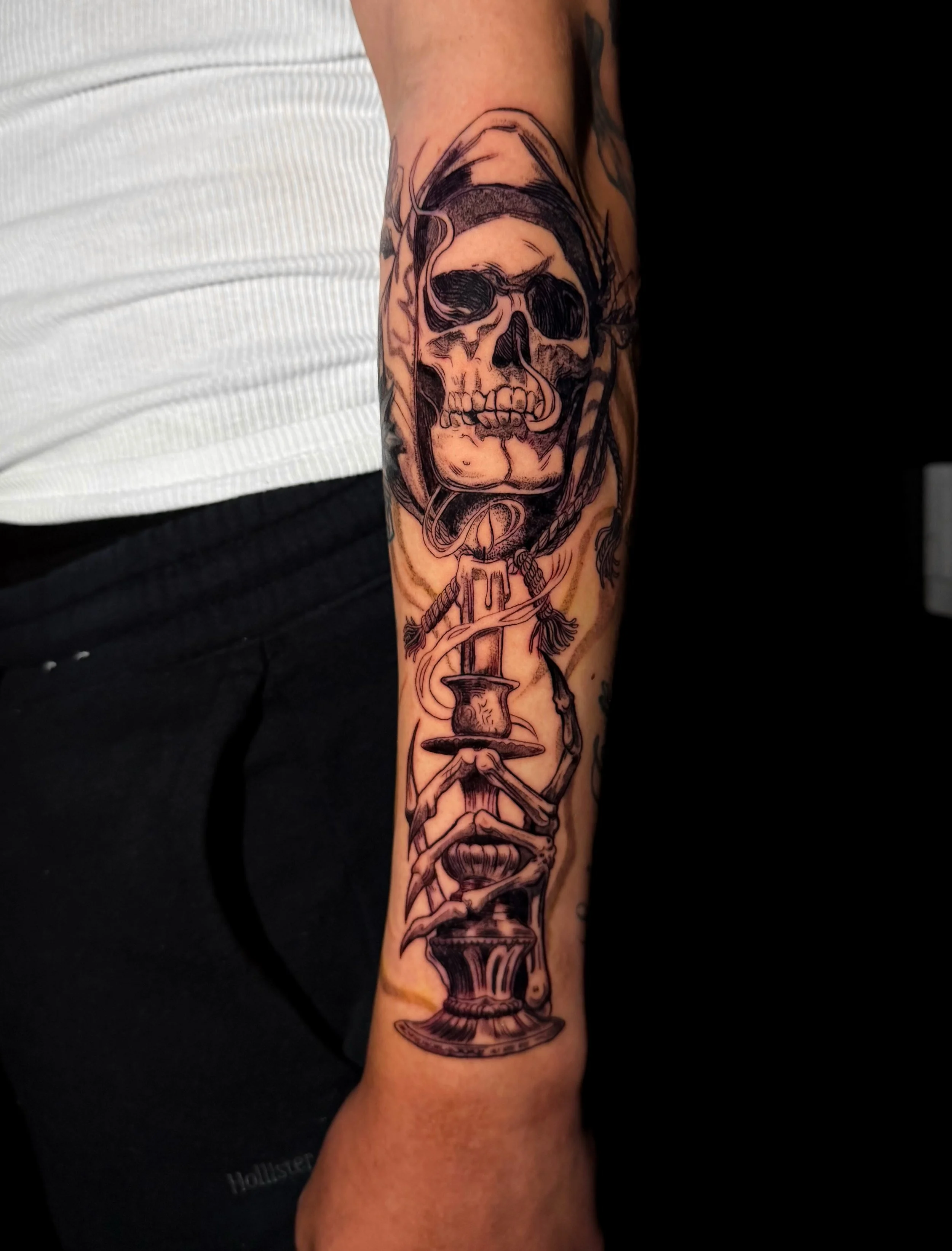 skeleton holding a candle 🕯️ done by @alvaroescbr 

#skeleton #illustrativetattoos #candletattoo #blackandgrey #armtattoo