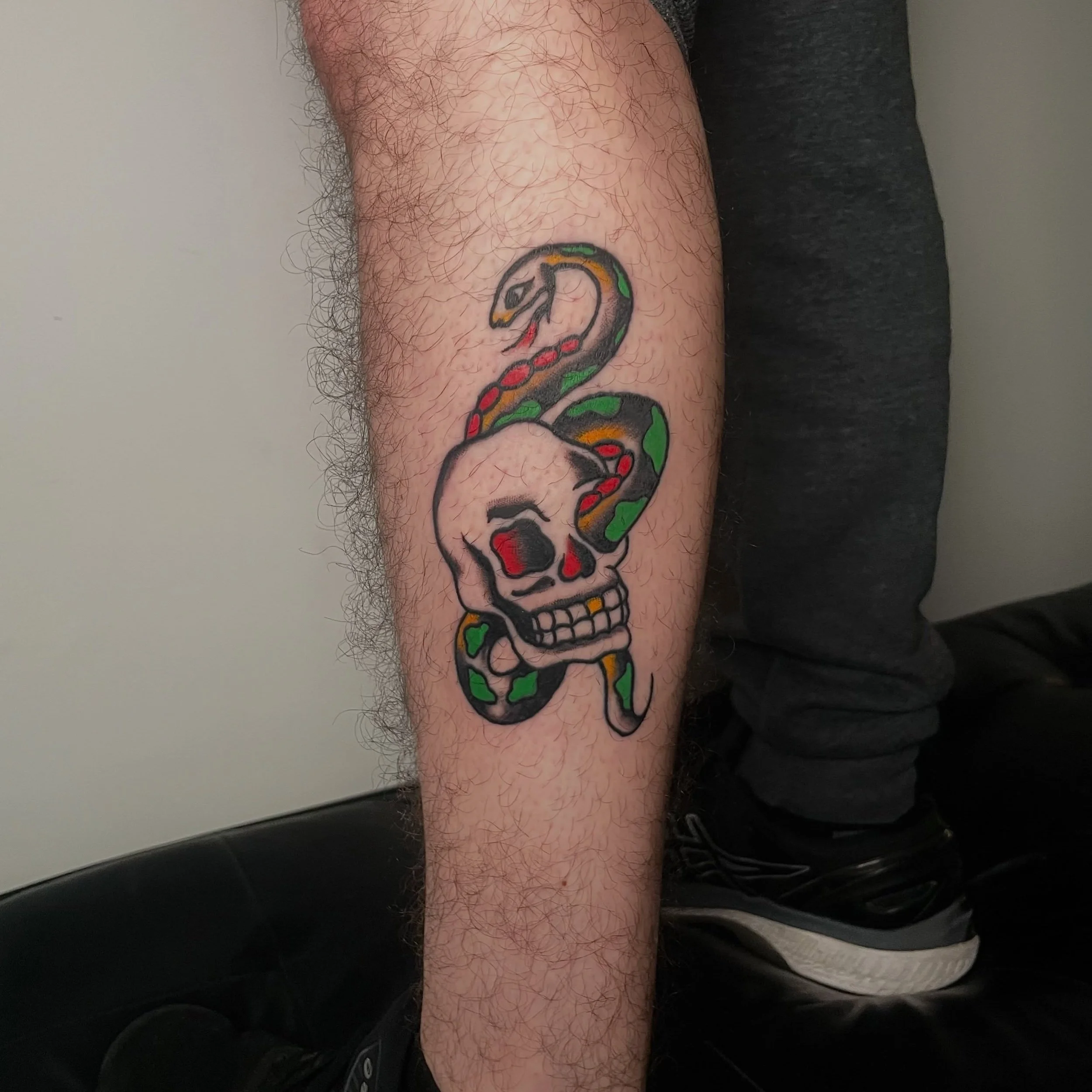 Healed Traditional skull and snake 💀 by @scarupthatbody 

#skullandsnake #americantraditionaltattoo #americantraditional #boldlines #colortattoo