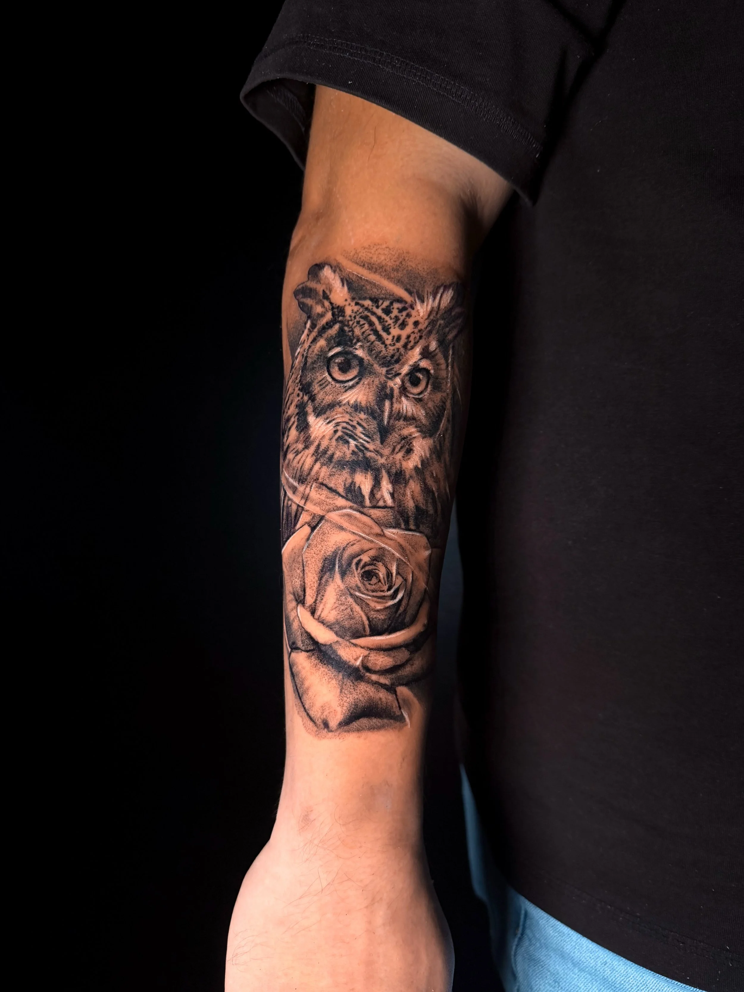 owl and rose 🦉🌹by @alvaroescbr 

#realismtattoo #blackandgrey #blackandgreytattoo #owl #forearm