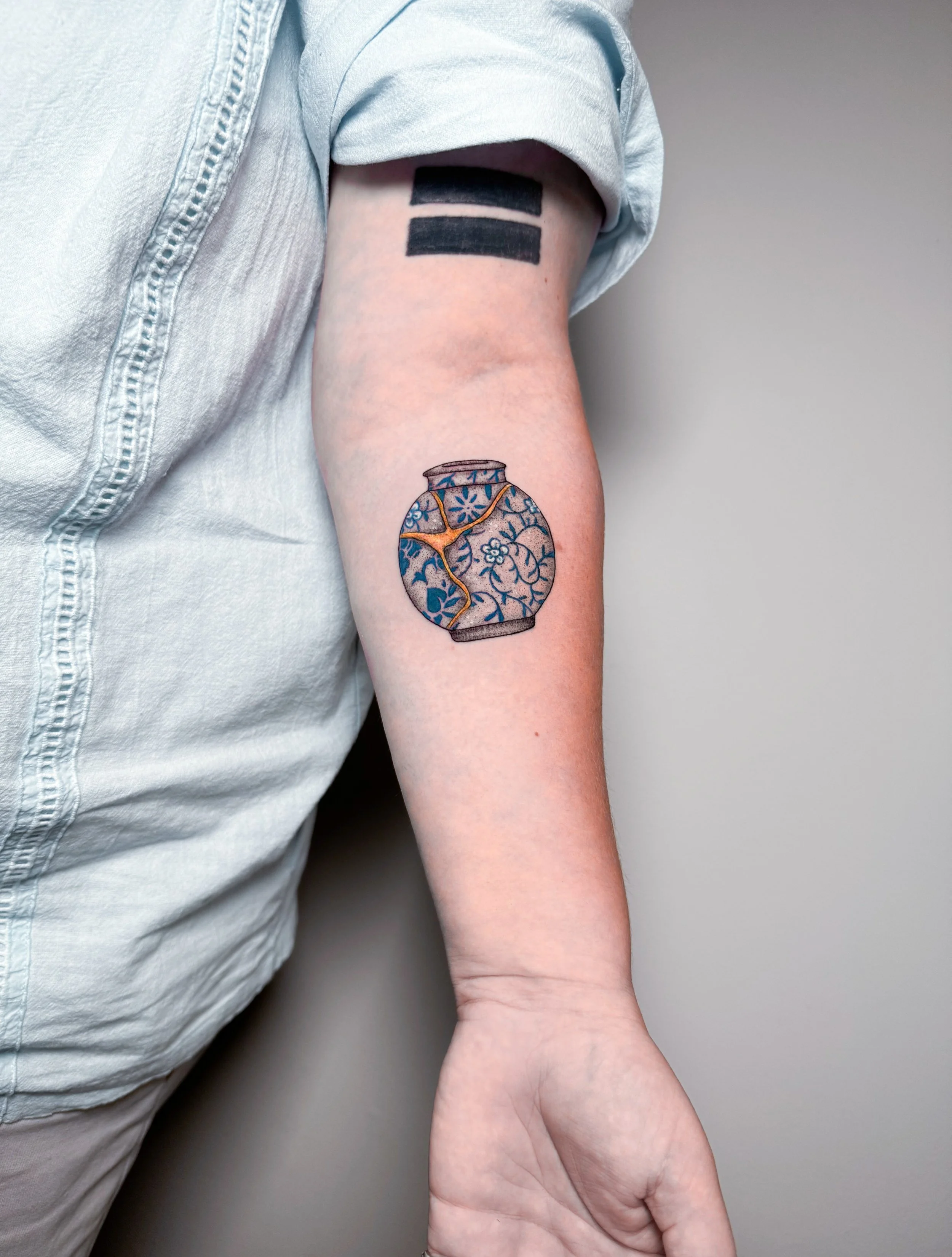 Blue porcelain kintsugi vase 🏺 by @avila_roman 

#porcelainvase #kintsugi #colortattoo #vasetattoo #colortattooartist