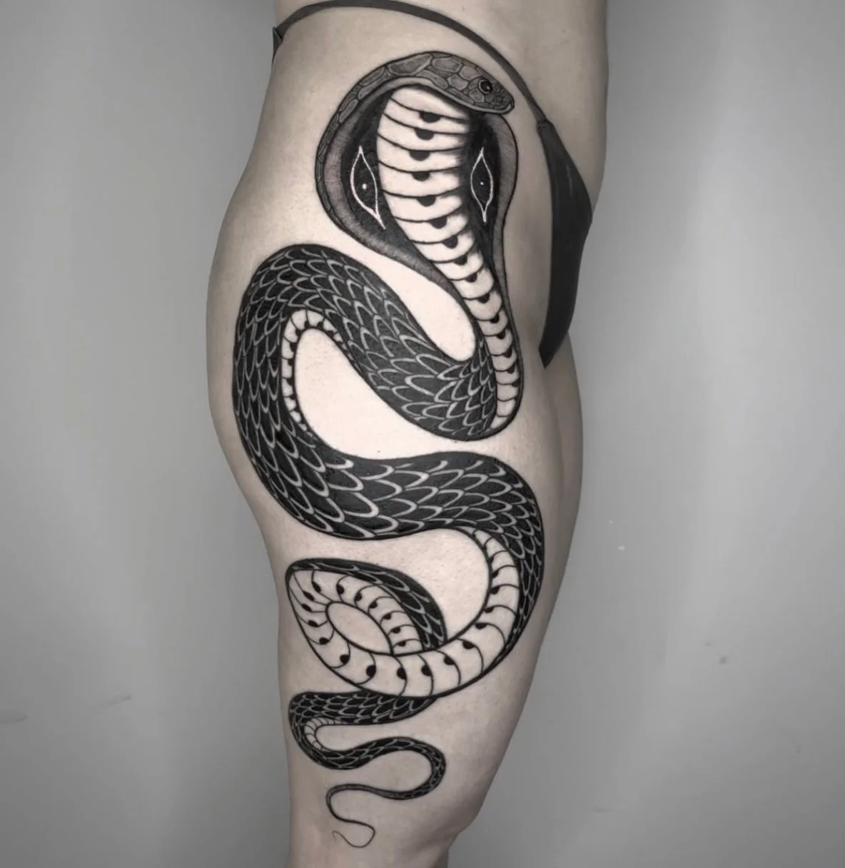 cobra 🐍 by @dannydiablx 

#cobratattoo #blackwork #thightattoo #freehandtattoo #surrealism
