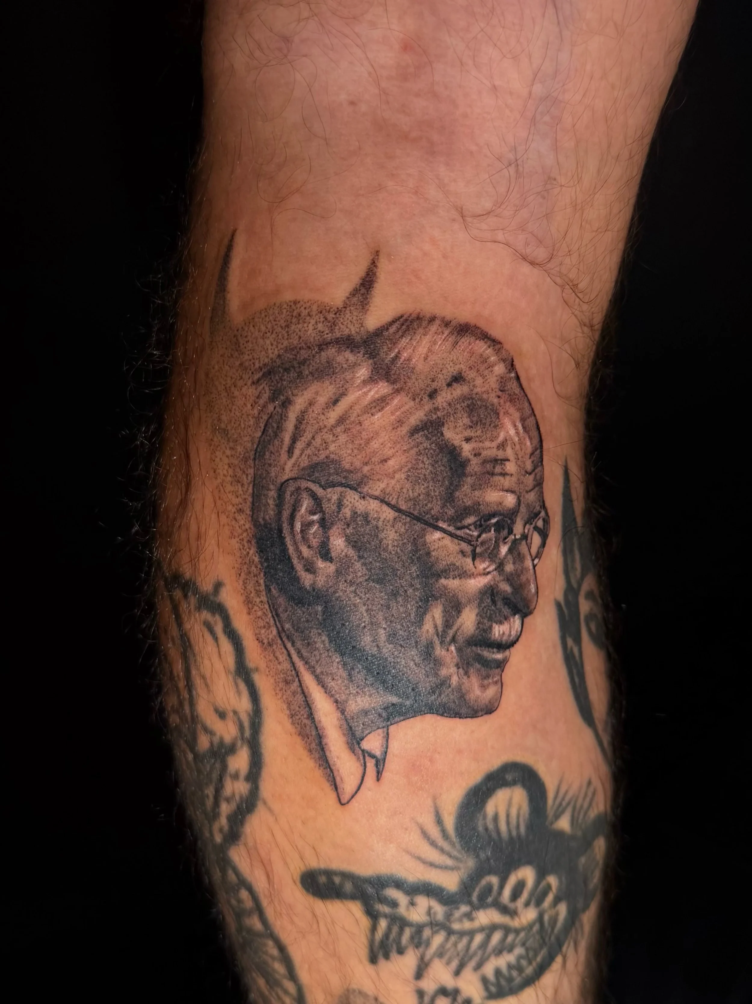 Micro realism portrait 👤 by @alvaroescbr 

#microrealism #portraits #portraittattoos #patchwork #blackandgrey