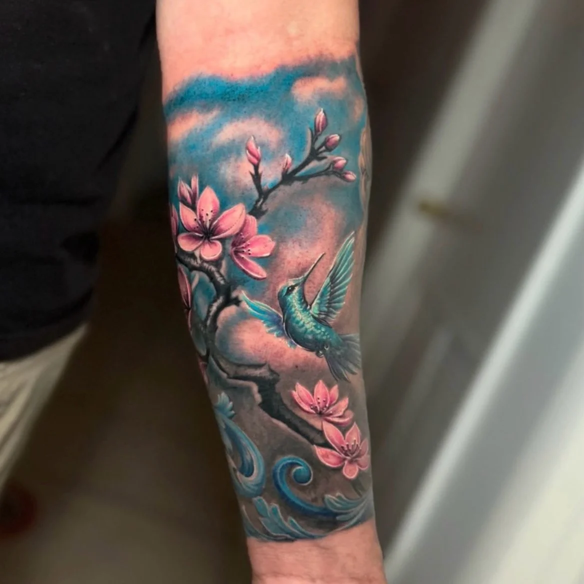 blue hummingbird 🌸 by @pablo_barraggan 

Would you do a full color tattoo? 

#hummingbirdtattoo #fullcolortattoo #colorrealism #colortattooartist #flowers